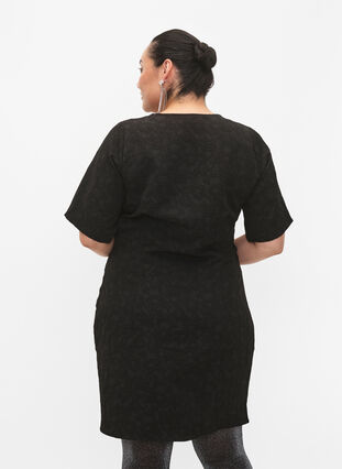 Kortærmet kjole med tekstur og draperinger, Black, Model image number 1