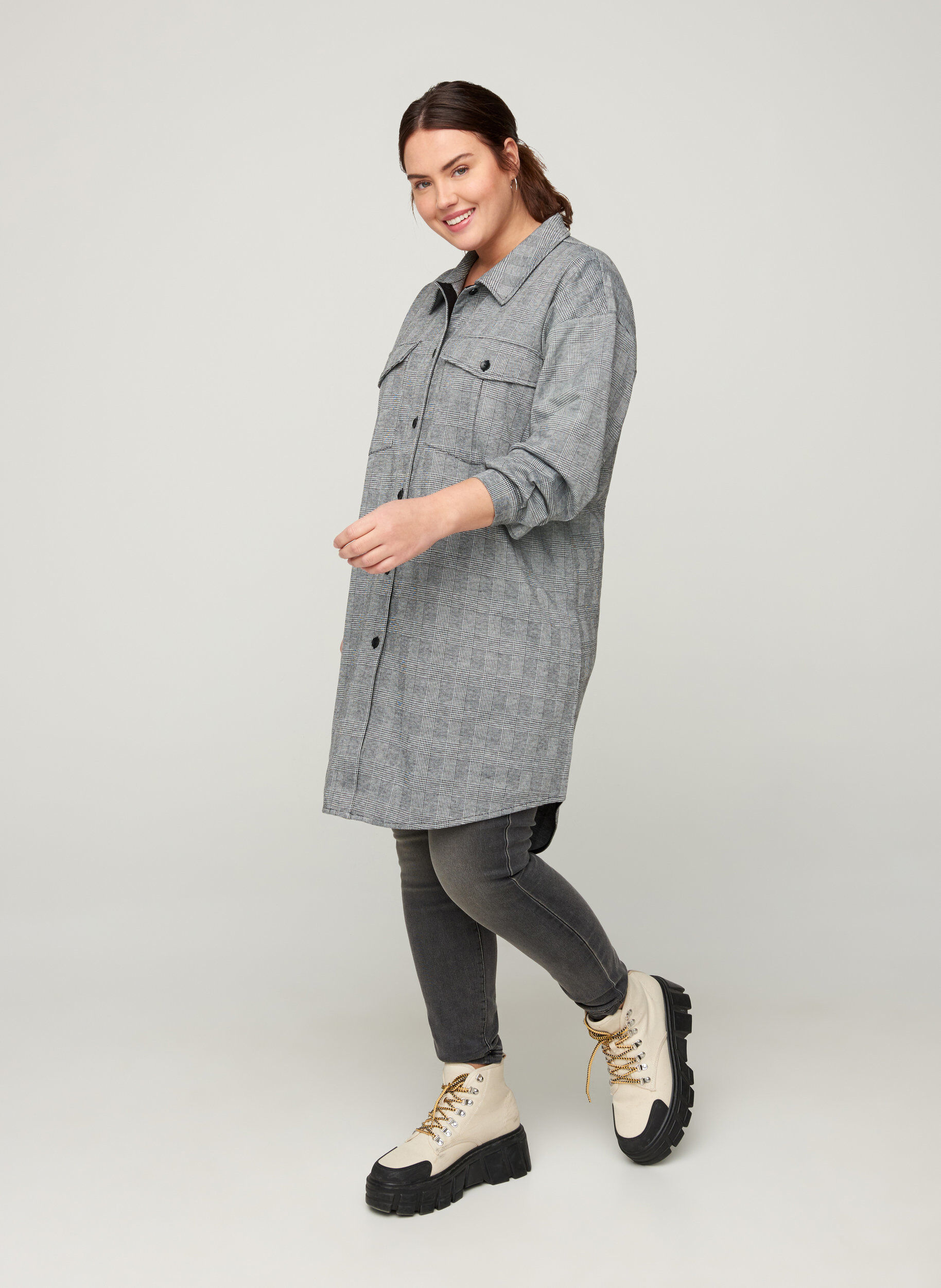 Zizzi Lang ternet skjorte med brystlommer, Black Check , Model image number 2