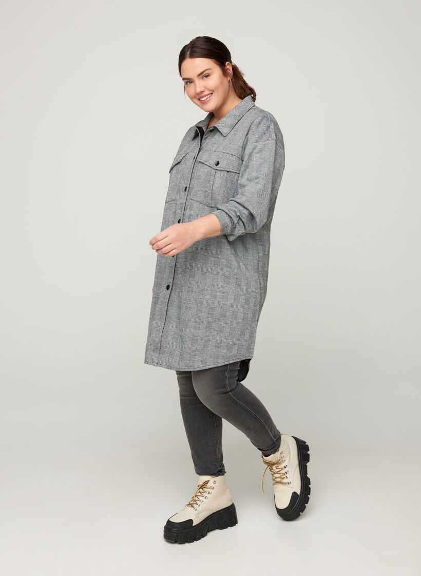 Lang ternet skjorte med brystlommer, Black Check , Model image number 2