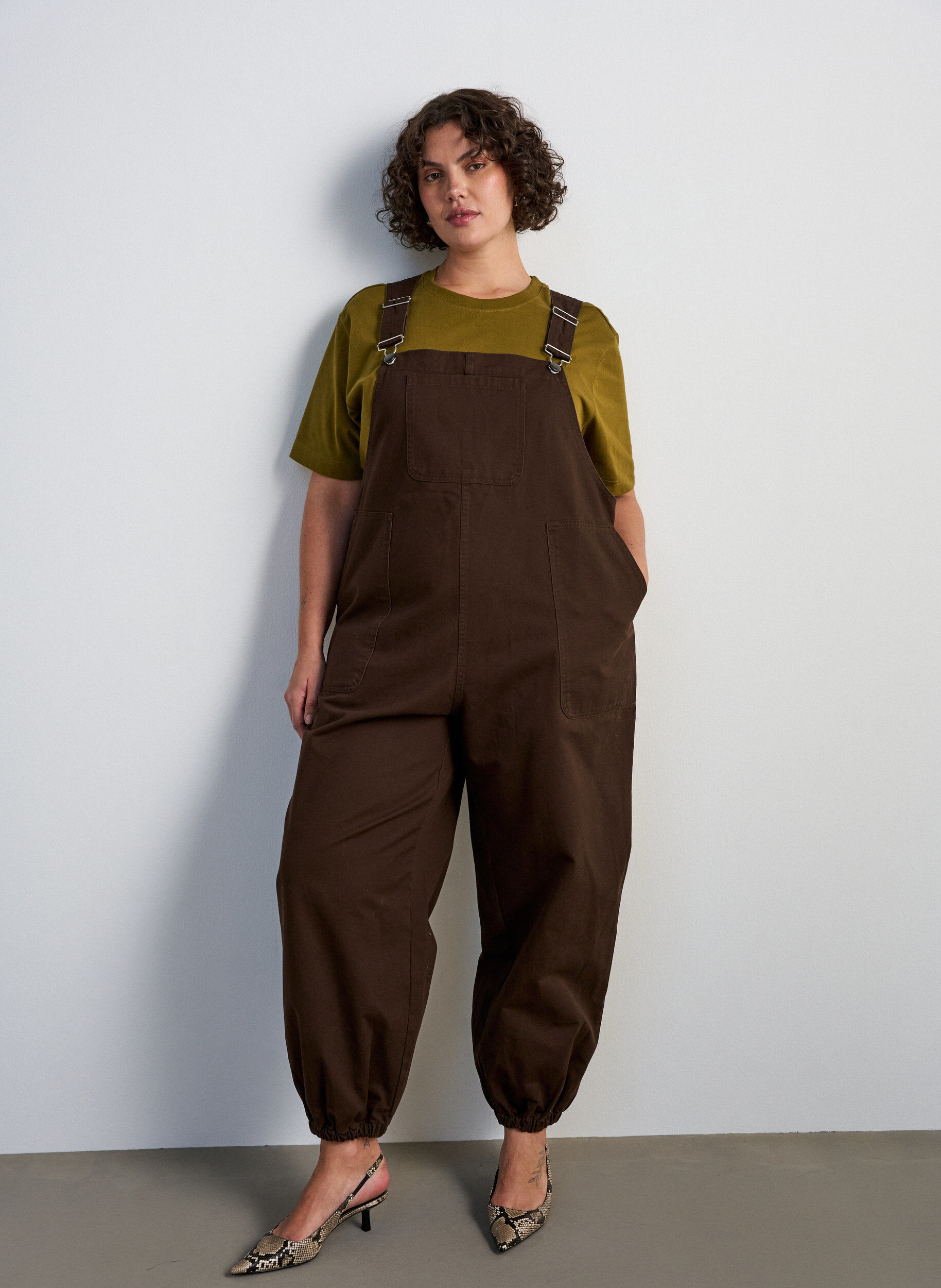 Overalls med balloneffekt og justerbare seler, Brun, Model