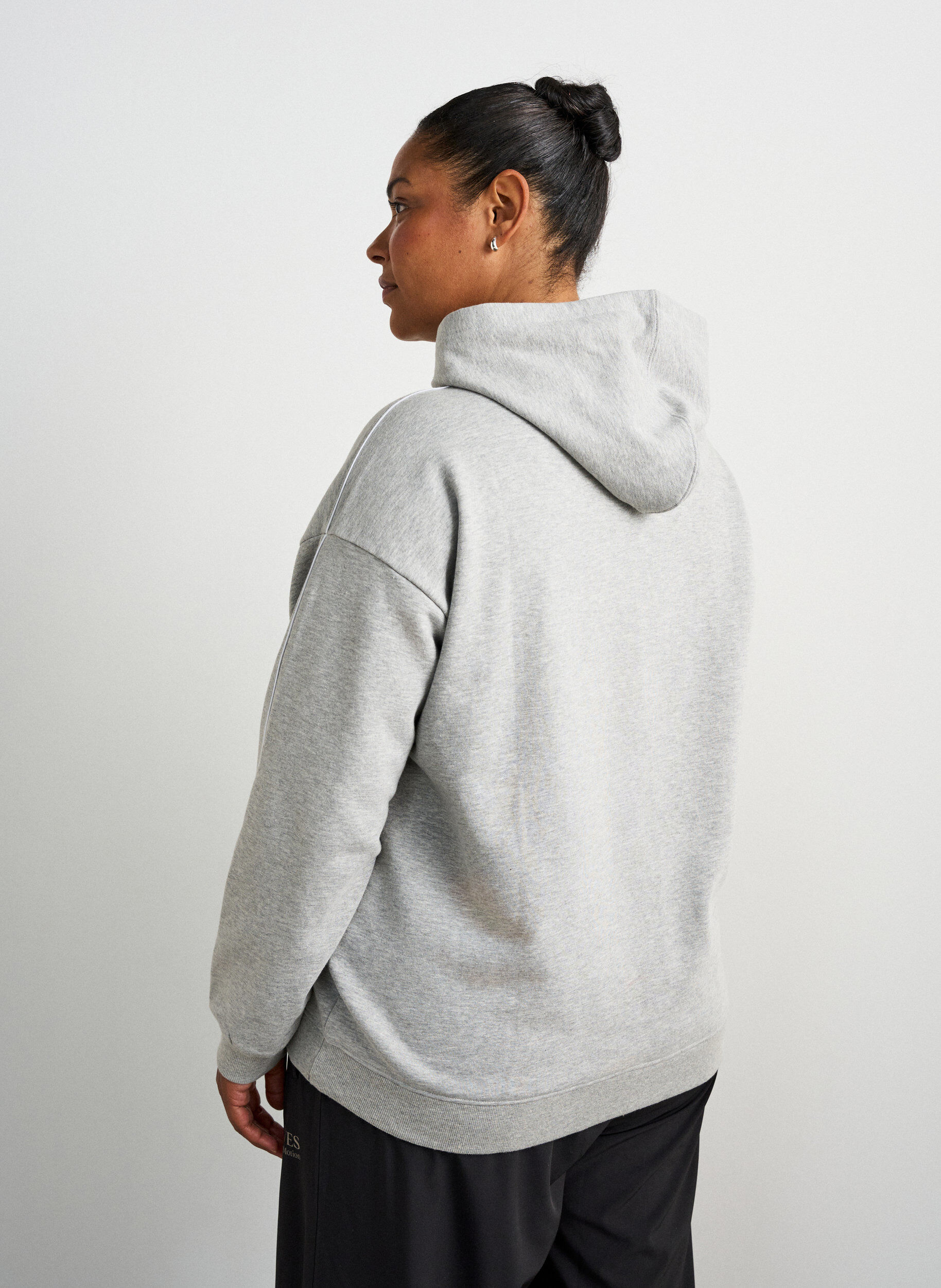 ZizziH&aelig;ttetr&oslash;je med broderet motiv, Gr&aring;, Model image number 2