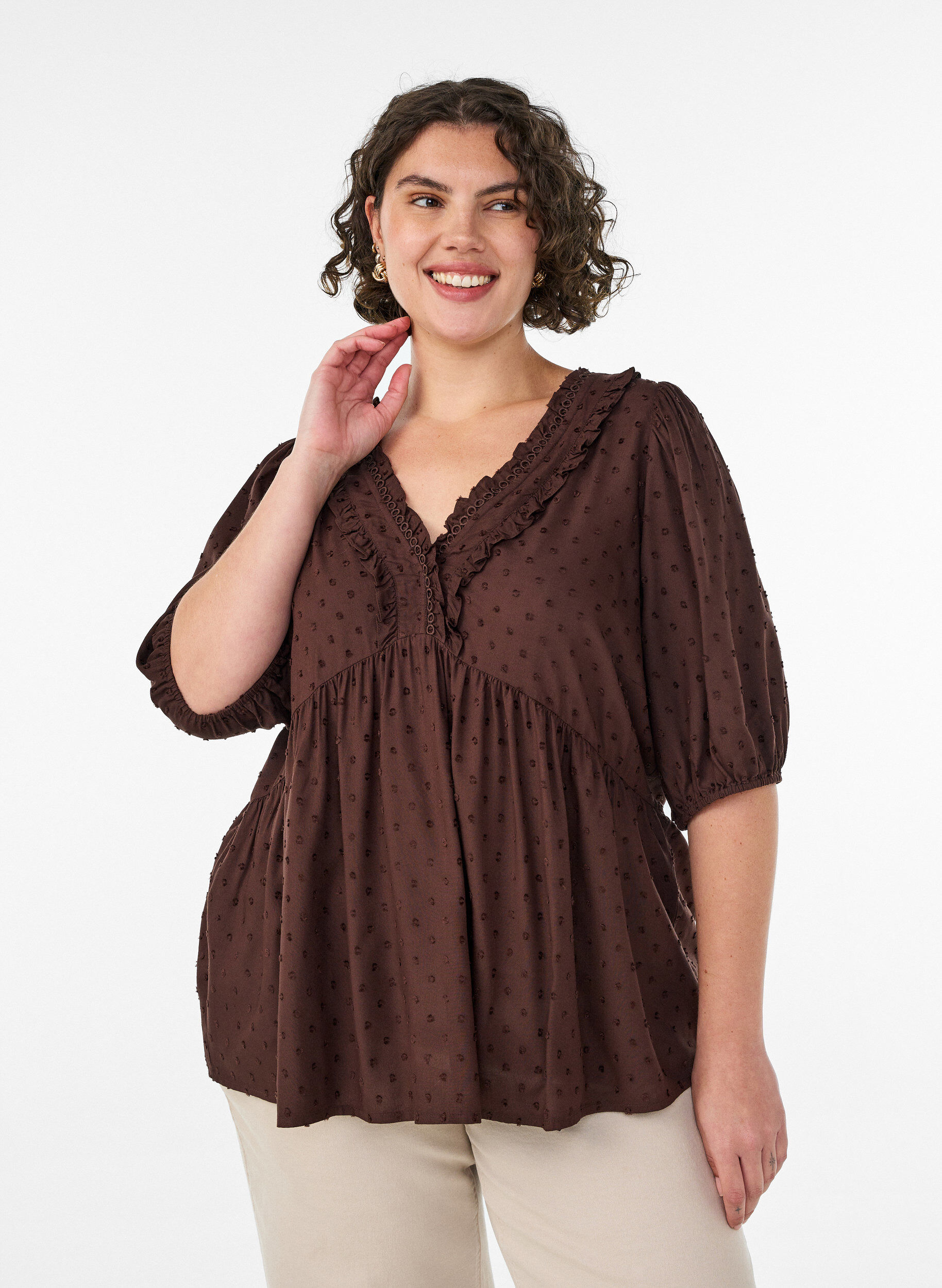 Bluse i viskose med prikket struktur og V-udsk&aelig;ring, Brun, Model