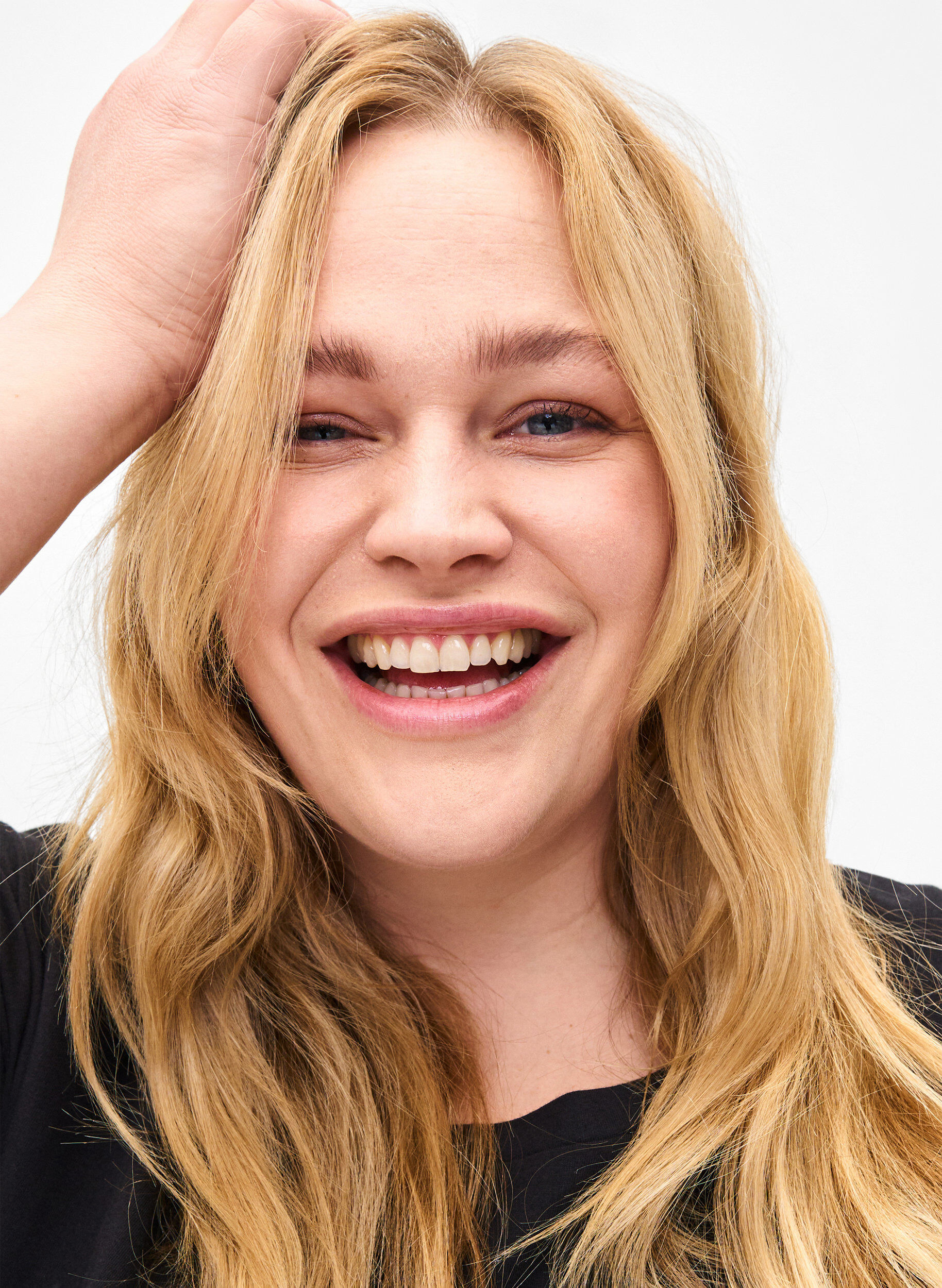 Zizzi T-shirt i &oslash;kologisk bomuld med guldtryk, Black W. Free, Model image number 2