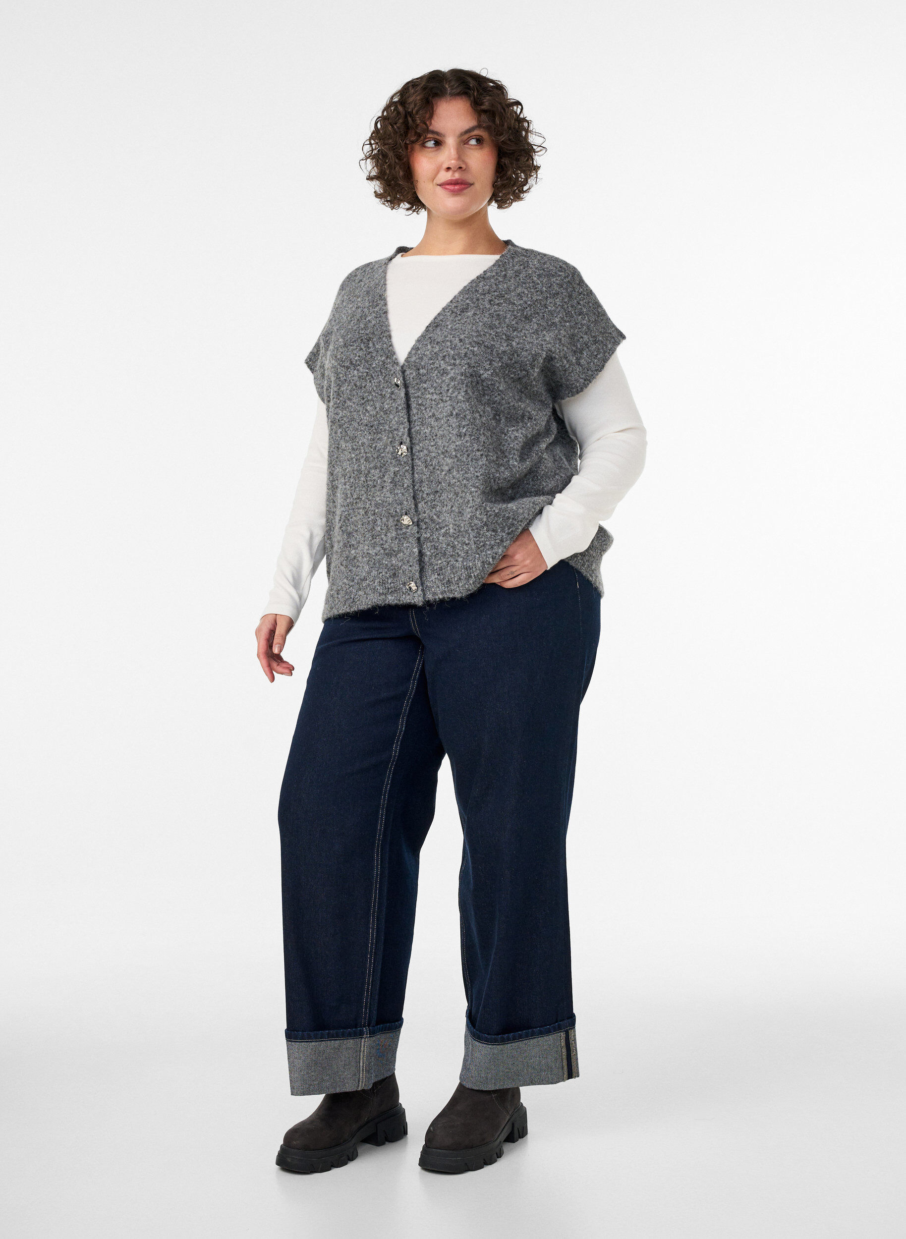ZizziStrikvest med V-hals og dekorative knapper, Gr&aring;, Model image number 1