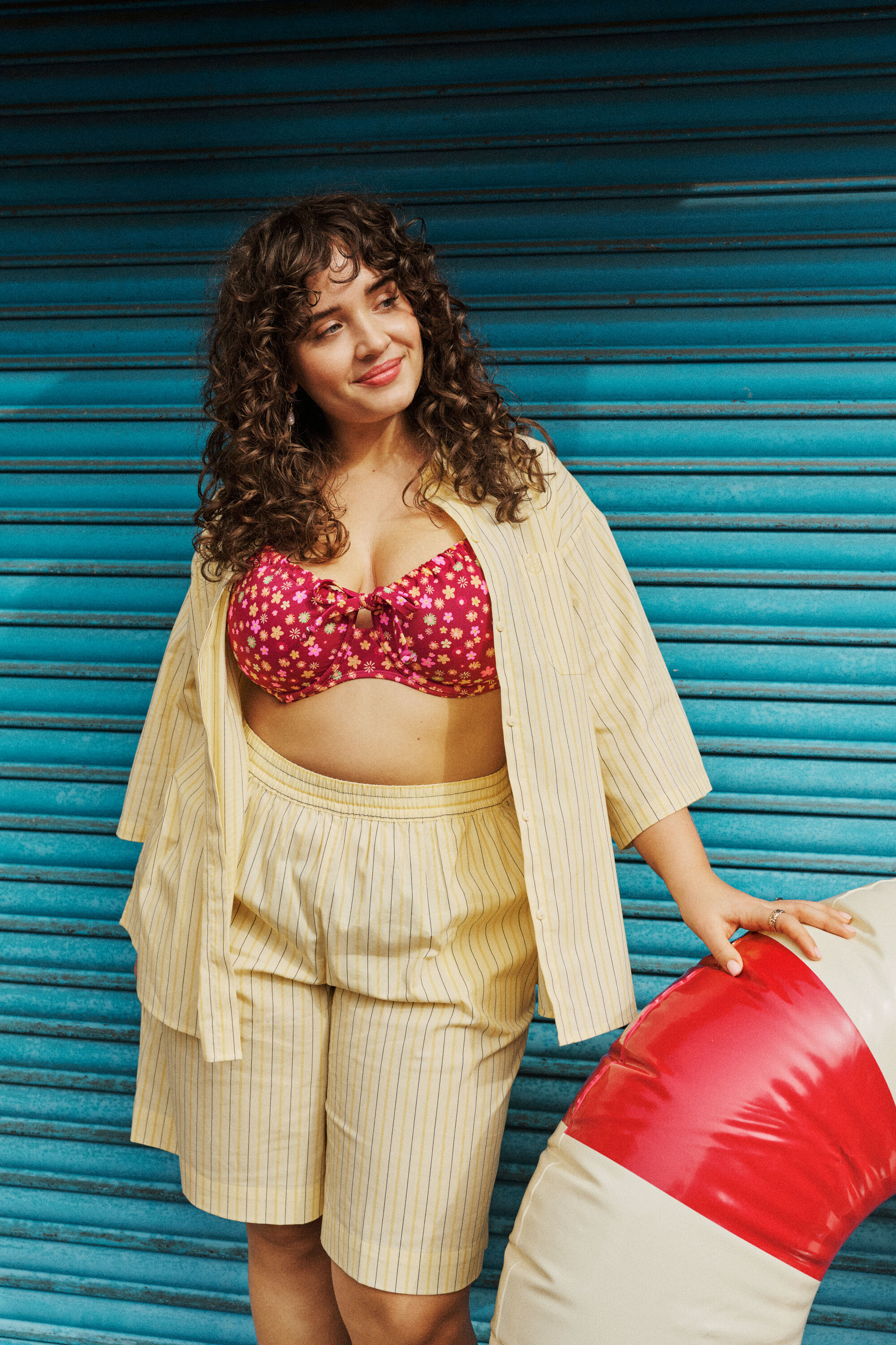 ZizziSolrig feriestemning med farver, , Model