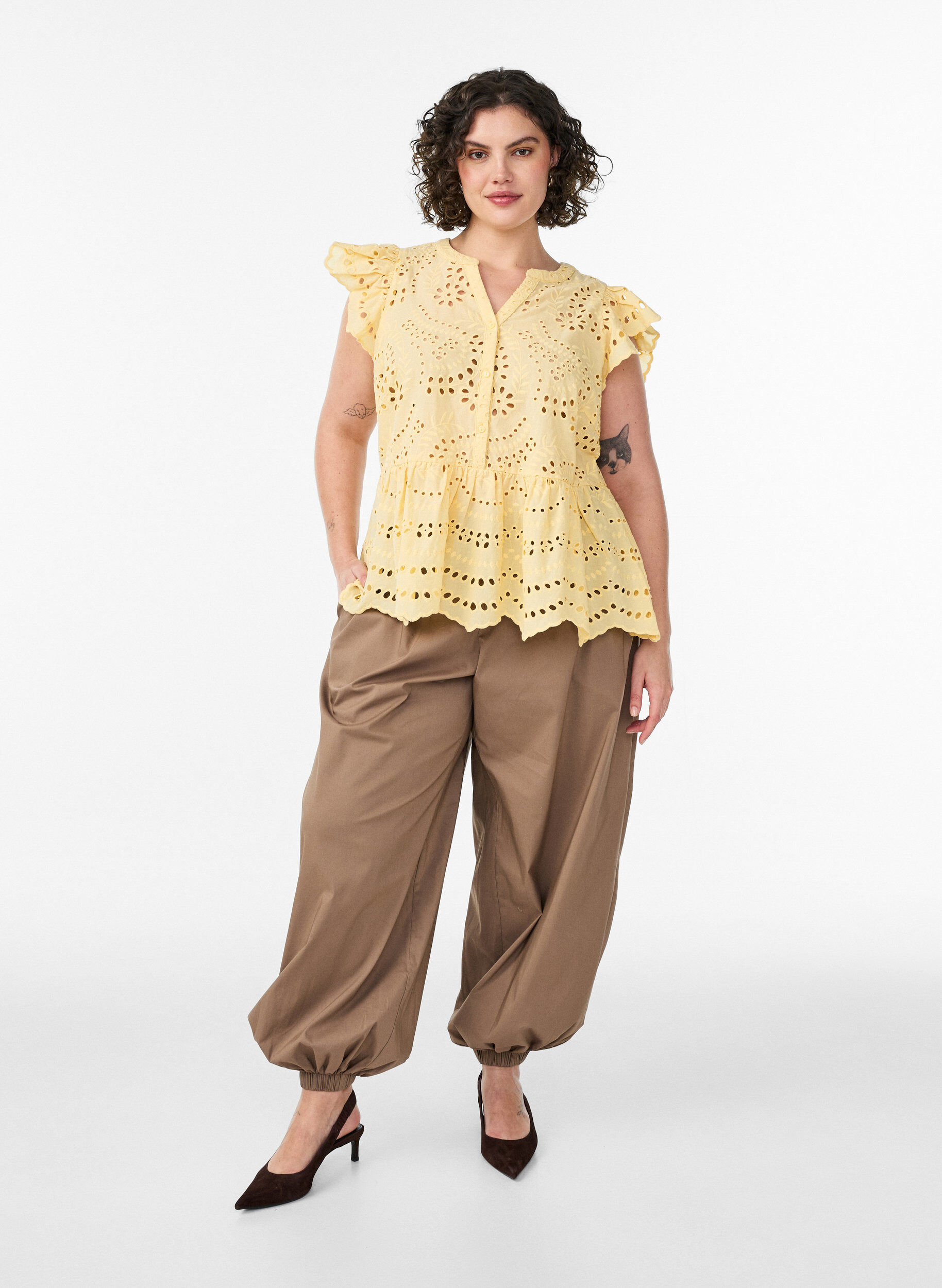 Zizzi &AElig;rmel&oslash;s bluse i broderie anglaise med fl&aelig;ser, Gul, Model image number 1