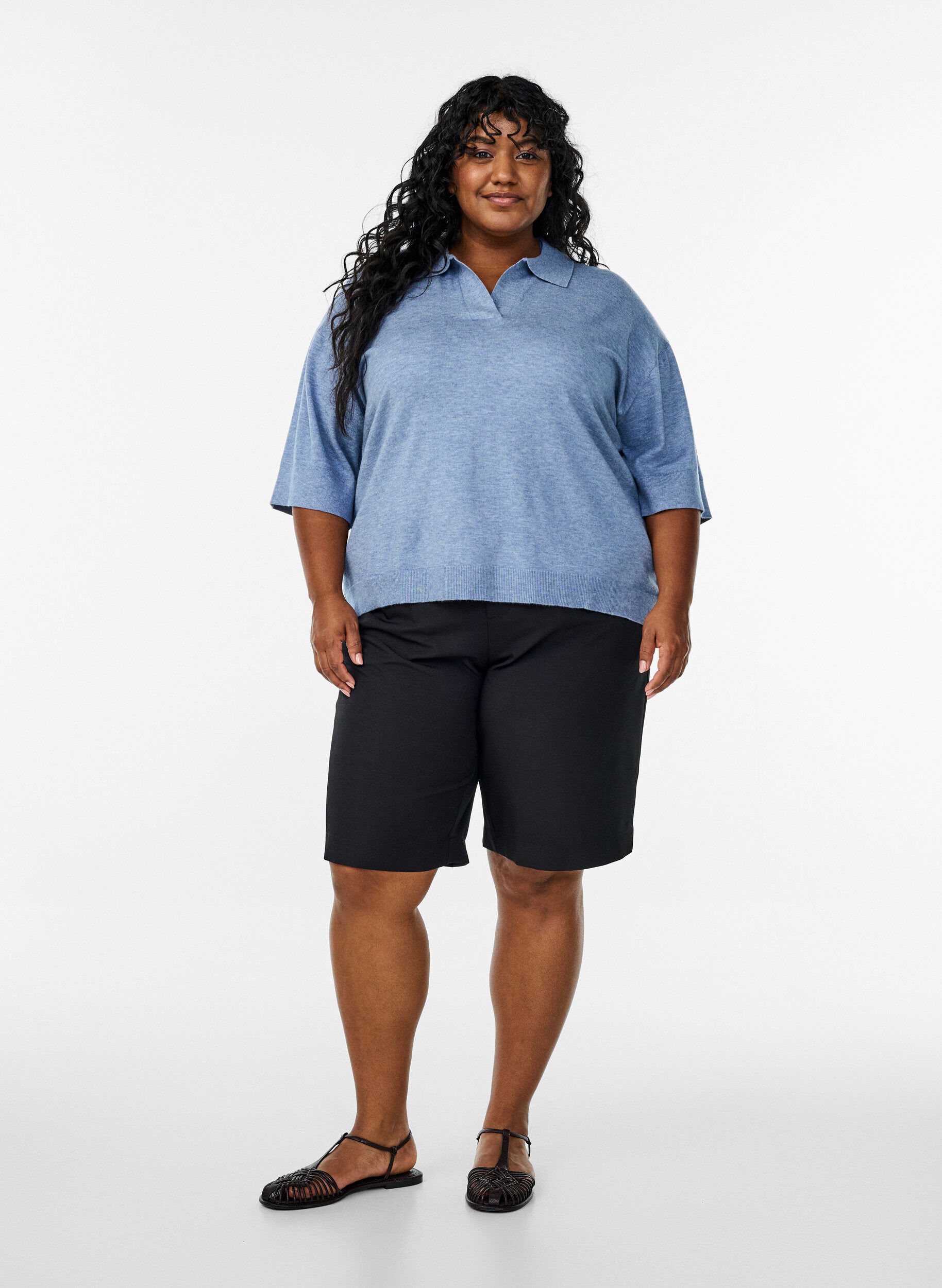 Zizzi Strikbluse med krave og korte &aelig;rmer, Bl&aring;, Model image number 1