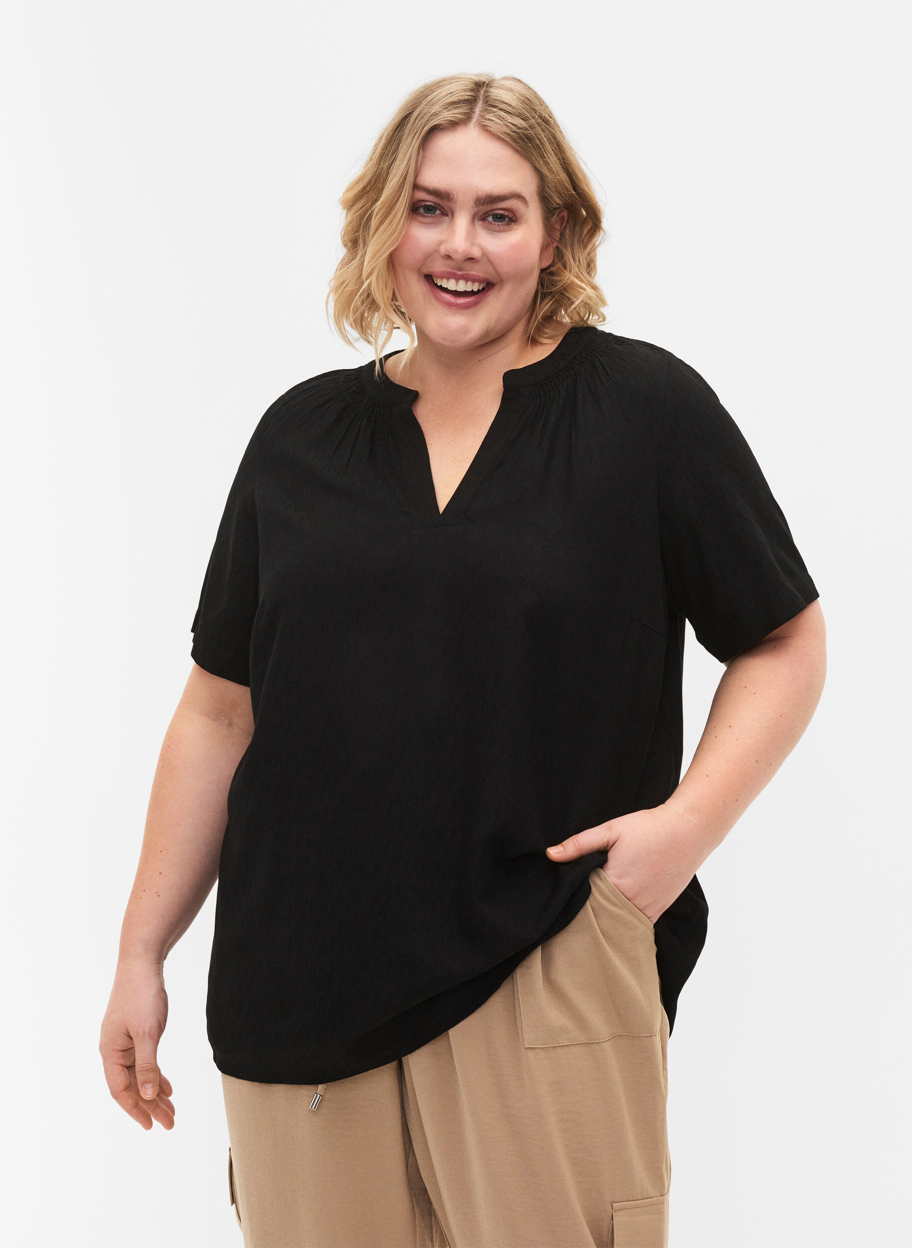 Zizzi Kort&aelig;rmet viskose bluse med v-hals, Black, Model image number 0