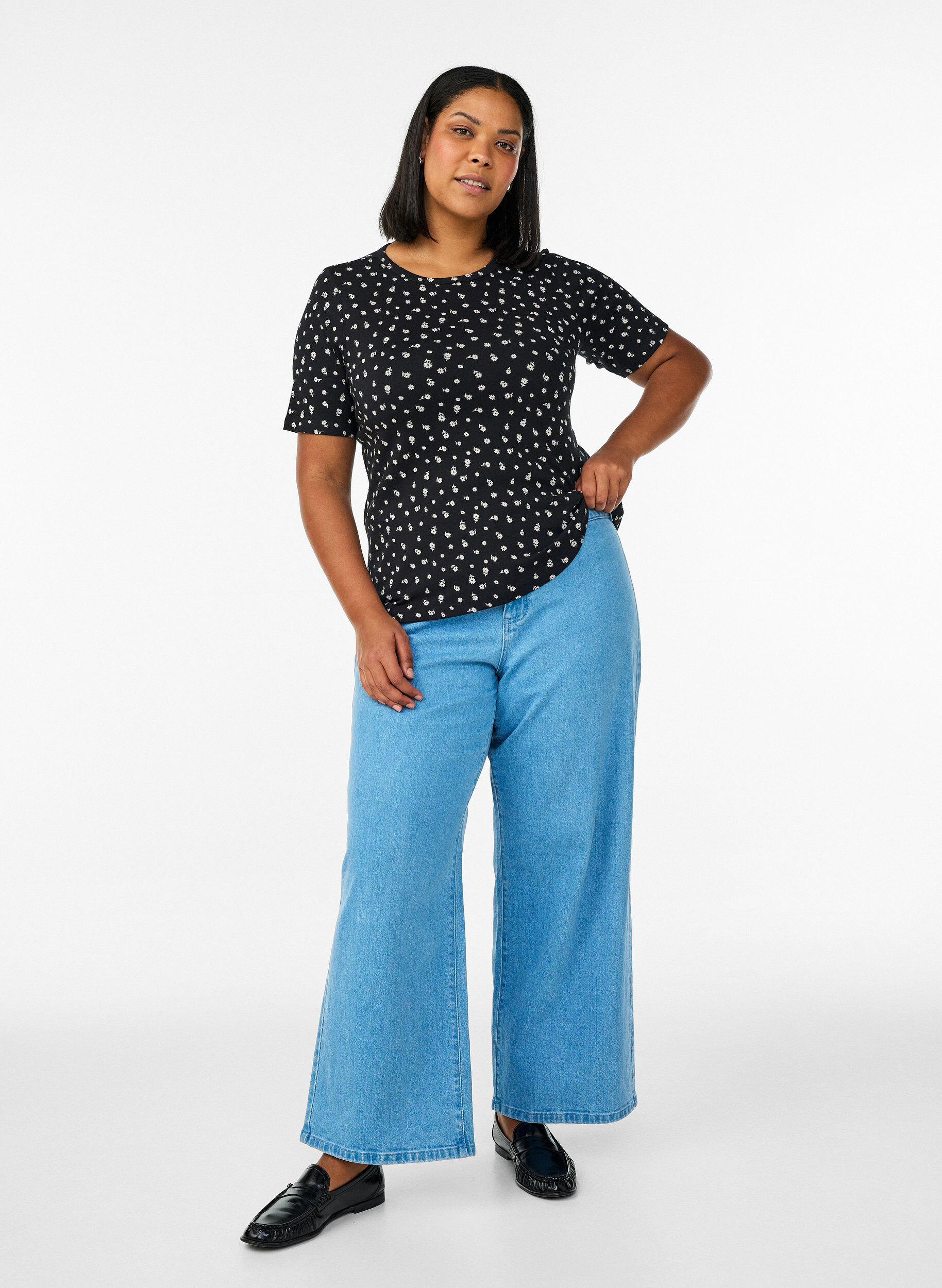 Zizzi T-shirt i bomuld med allover print, Sort, Model image number 1