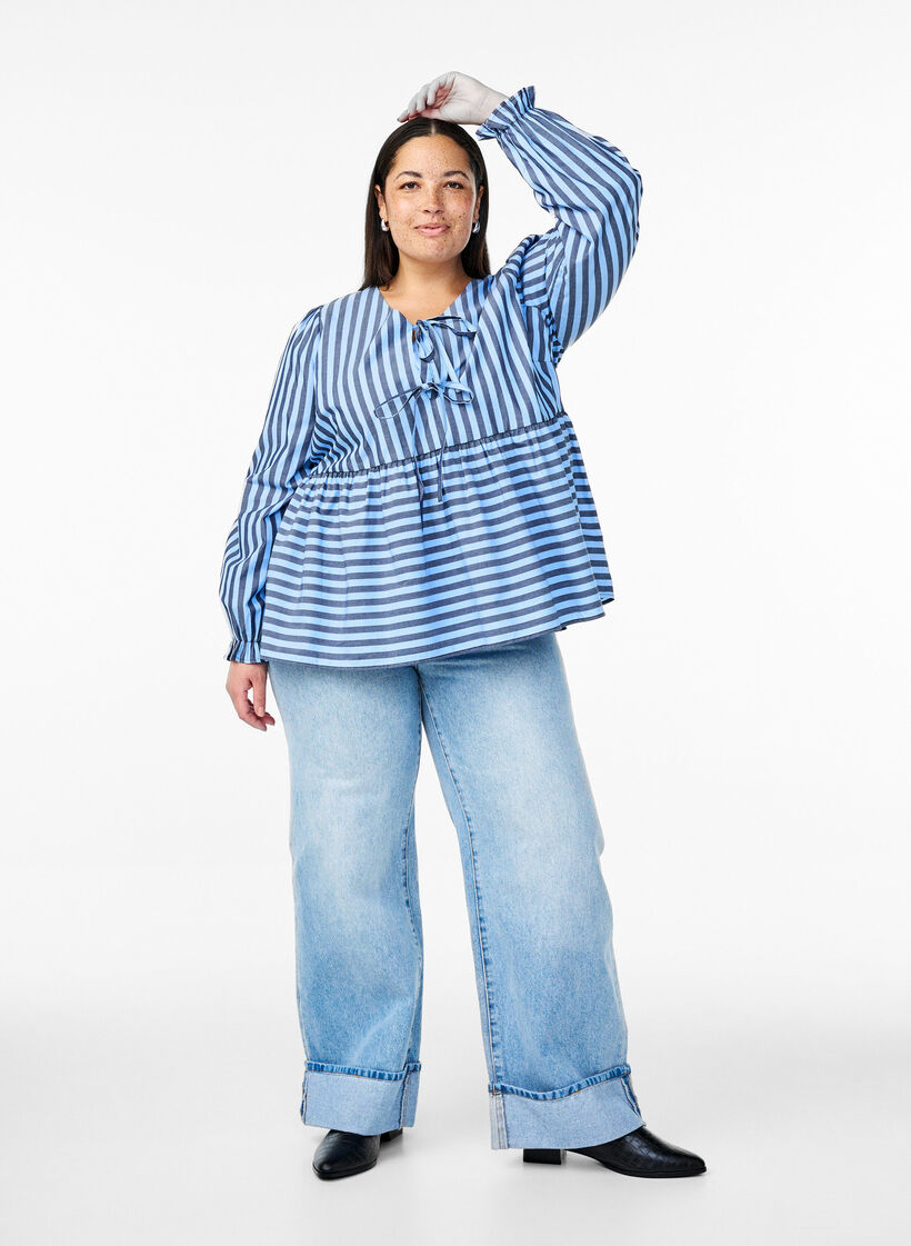 Bluse med striber og sløjfer, Blå, Model image number 1