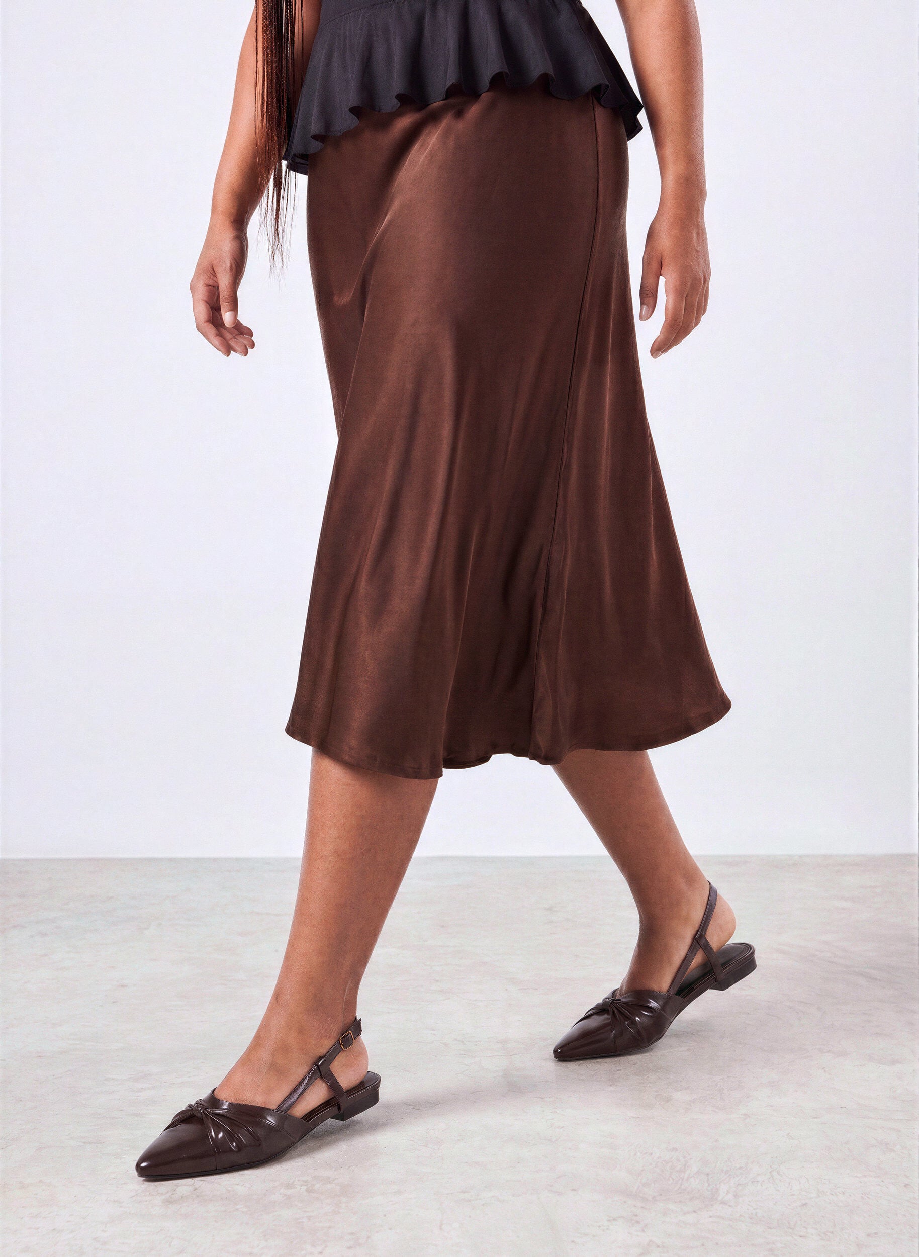 Slingback med sl&oslash;jfedetalje og laklook, Brun, Model
