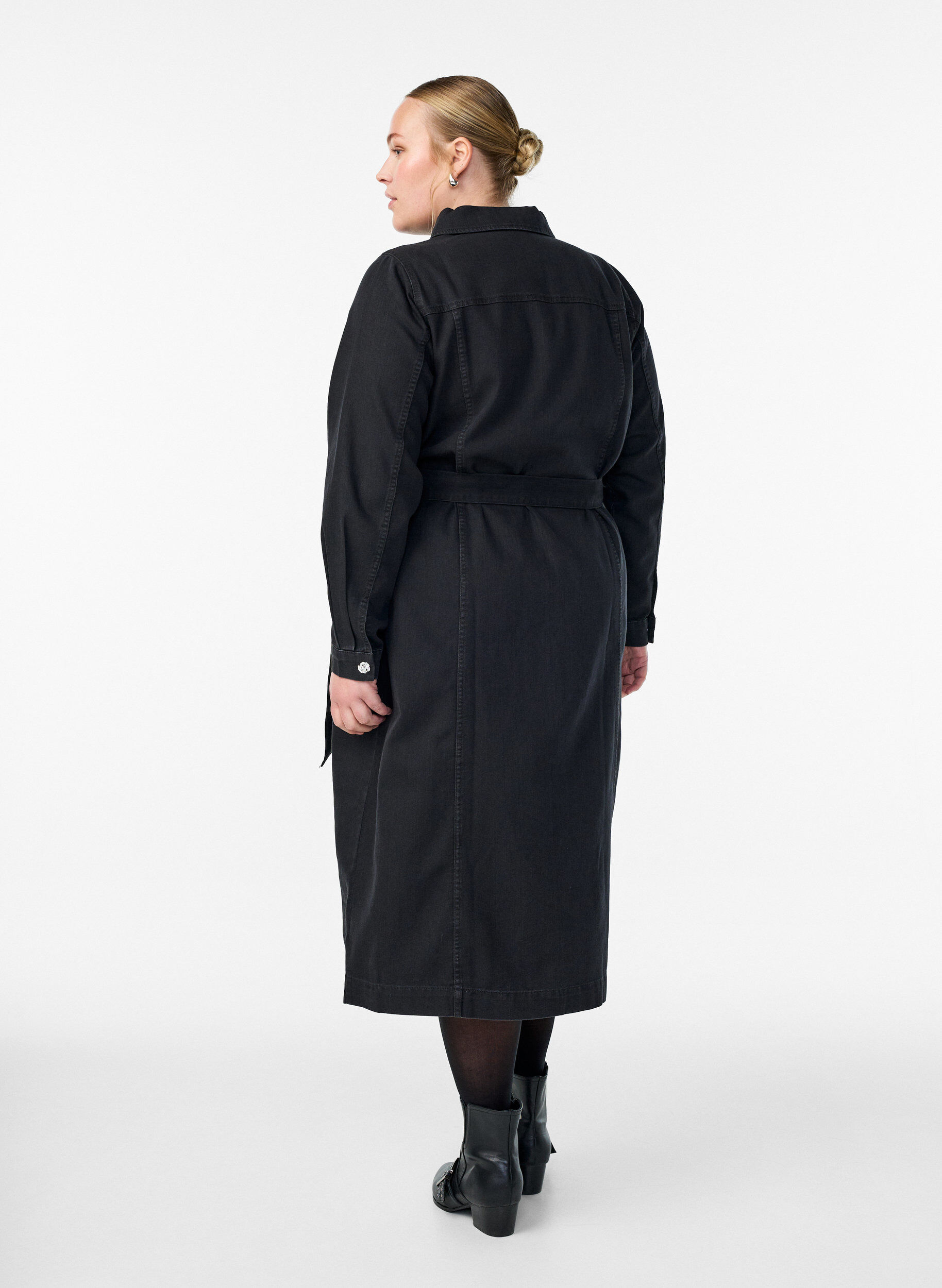 Zizzi Midikjole i denim med b&aelig;lte og dekorative knapper, Sort, Model image number 2