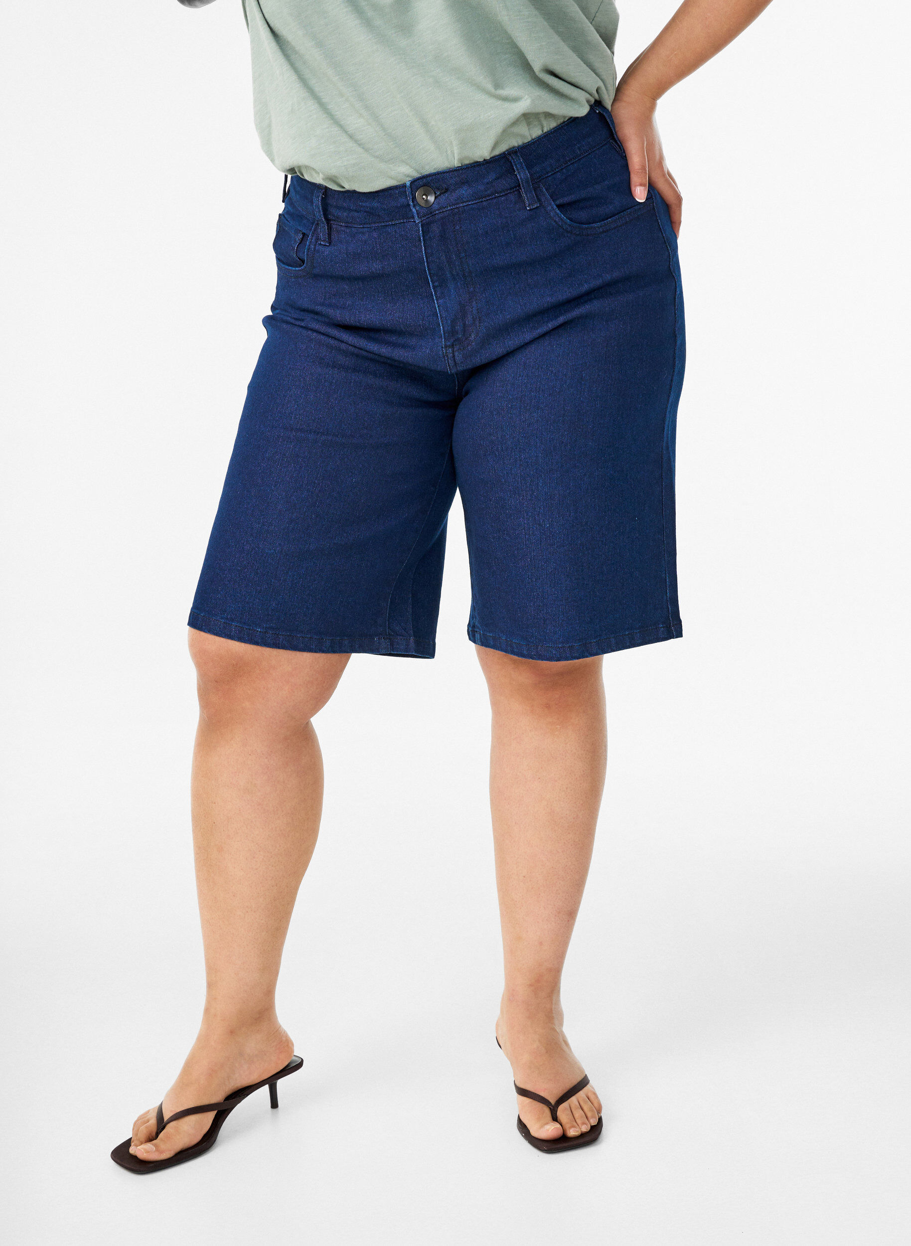 Zizzi L&oslash;se denimshorts med h&oslash;j talje, Bl&aring;, Model image number 3