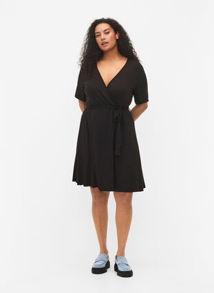 Wrap kjole i viskose med korte ærmer, Black, Model image number 2
