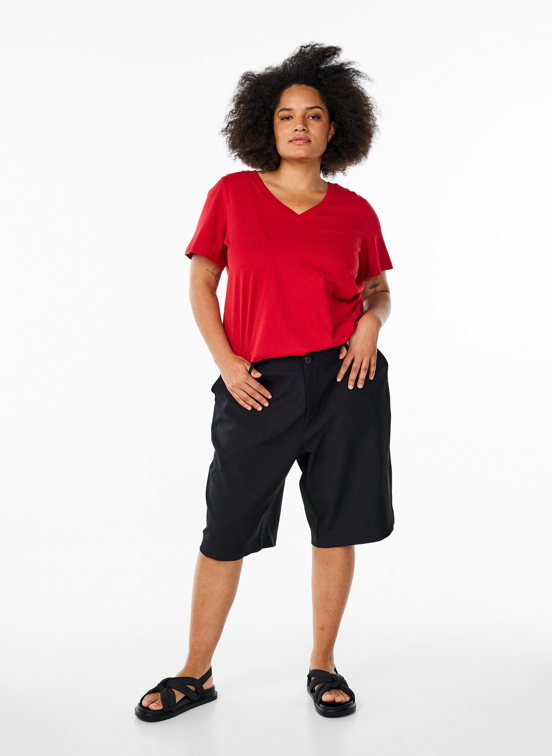 Zizzi Basis t-shirt i bomuld med V-hals, R&oslash;d, Model image number 1