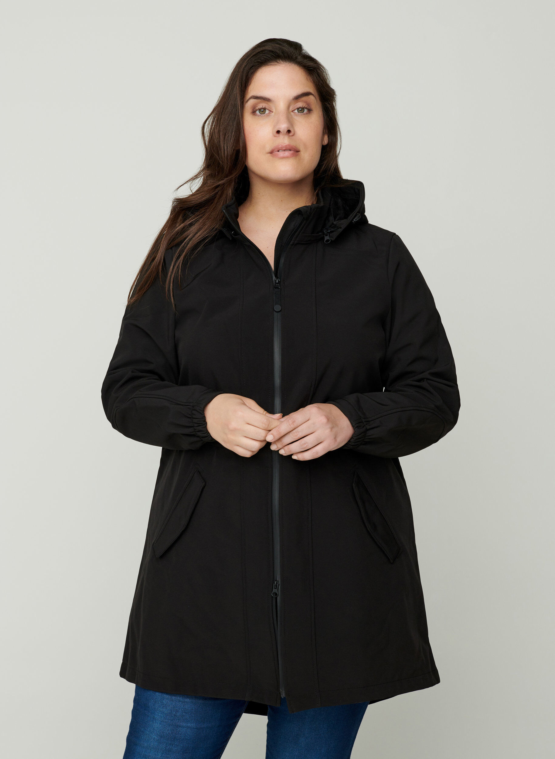 Zizzi Softshell jakke med h&aelig;tte, Black solid, Model image number 0
