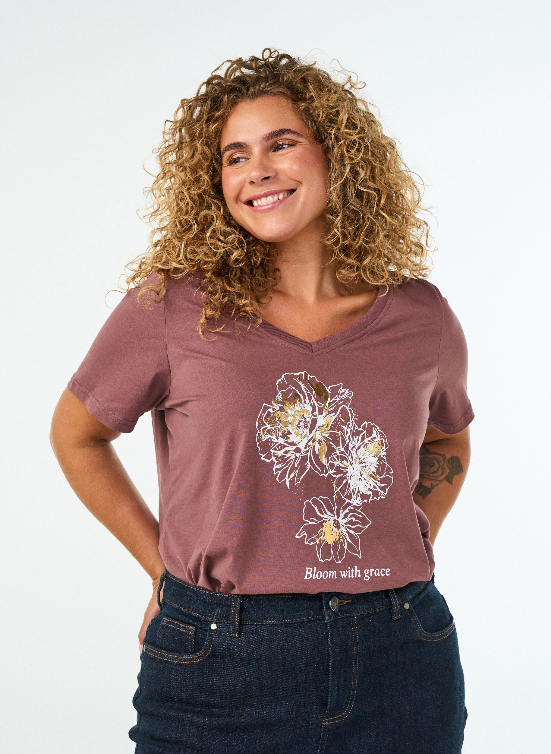 T-shirt i bomuld med frontprint og V-hals, Lyser&oslash;d, Model