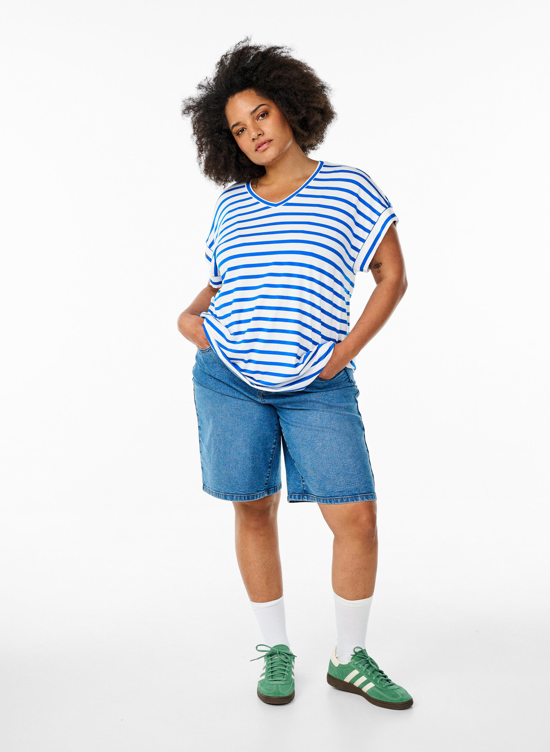 Zizzi Stribet t-shirt med v-hals, Bl&aring;, Model image number 1