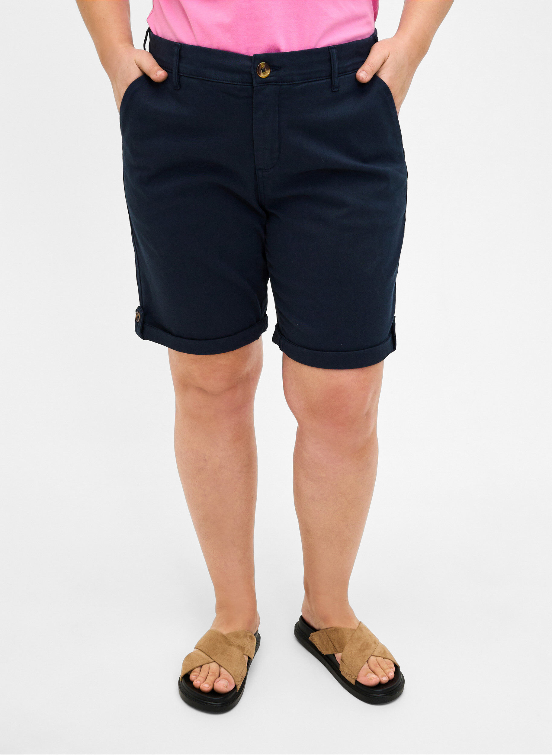 Zizzi Chino shorts med lommer, Navy Blazer, Model image number 2