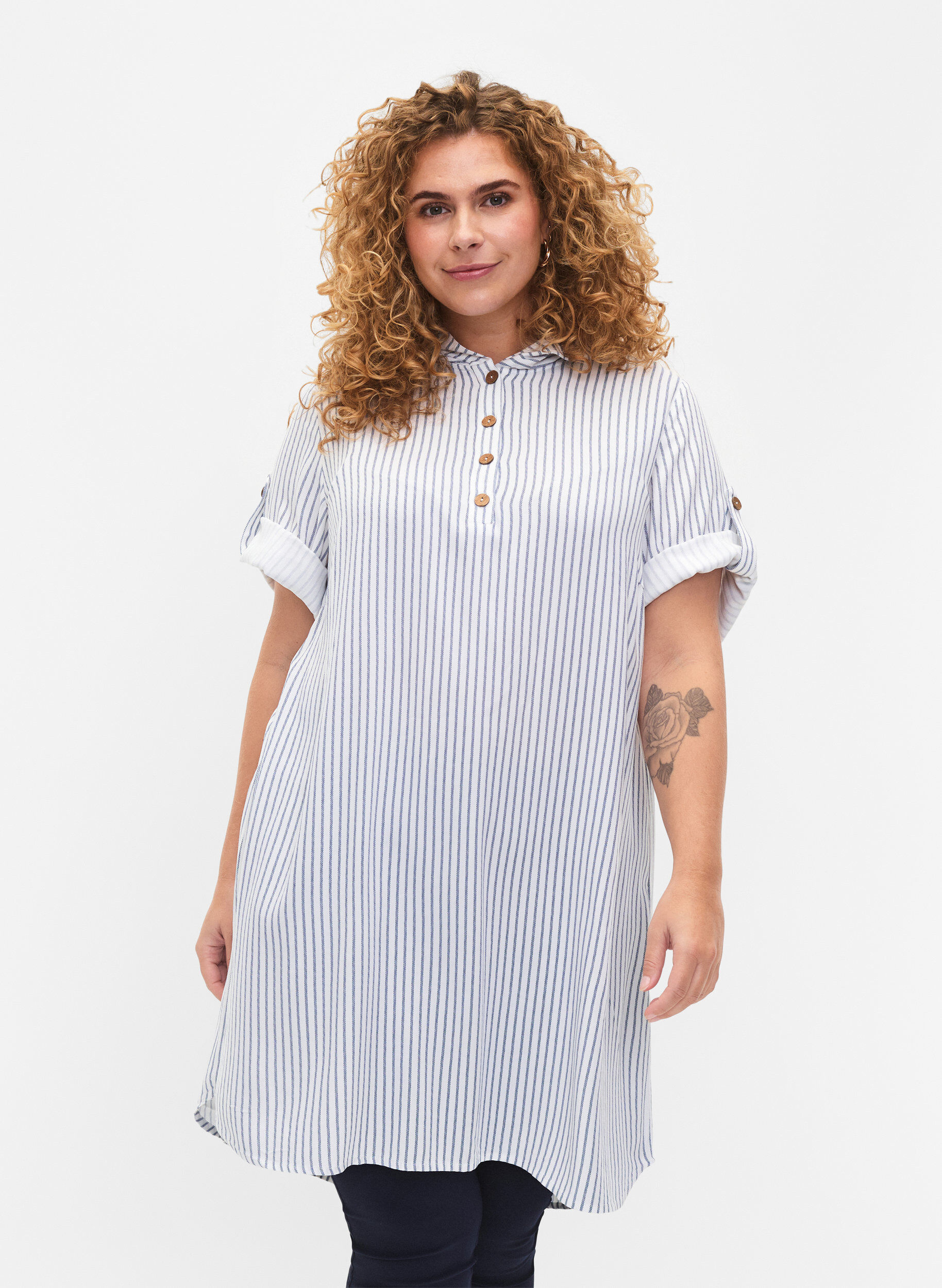 Zizzi Kort&aelig;rmet viskose tunika med h&aelig;tte, Blue White Stripe, Model image number 0