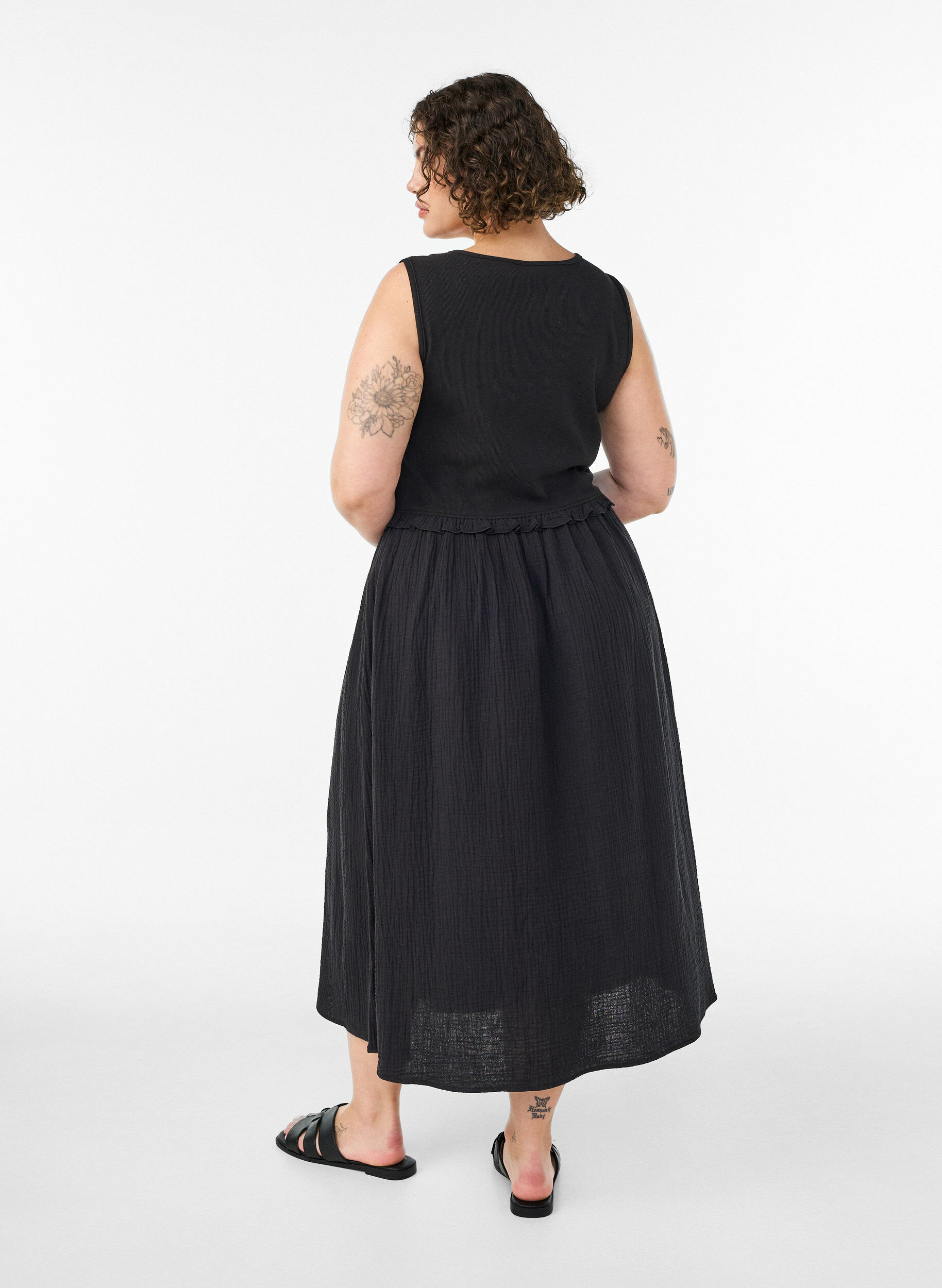 Zizzi&AElig;rmel&oslash;s midikjole i bomuld med rib og musselin, Sort, Model image number 1