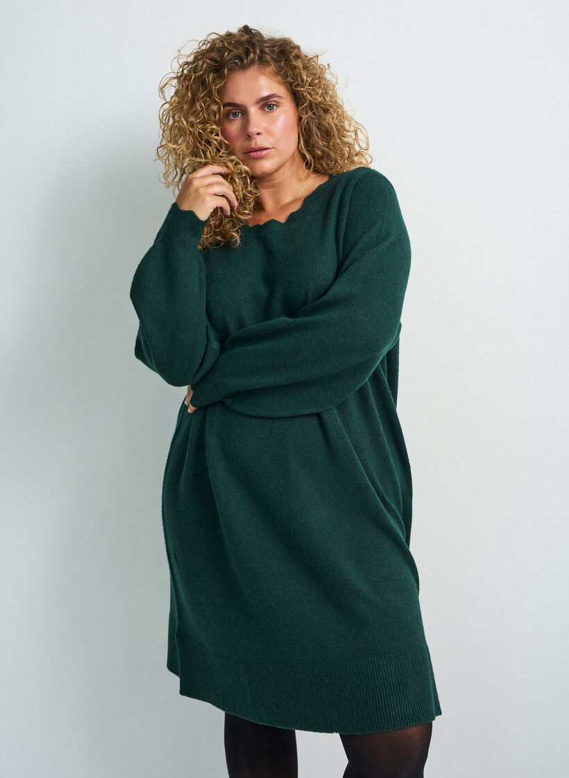 Kort strikkjole med b&oslash;lgede kanter og slidser, Gr&oslash;n, Model image number 0