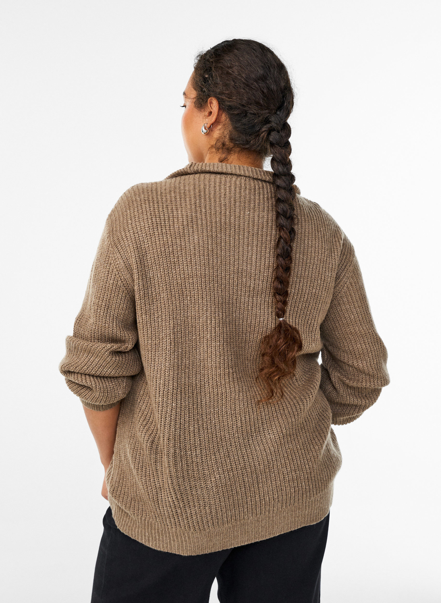ZizziStriktr&oslash;je med h&oslash;j hals og lynl&aring;s, Brun, Model image number 2