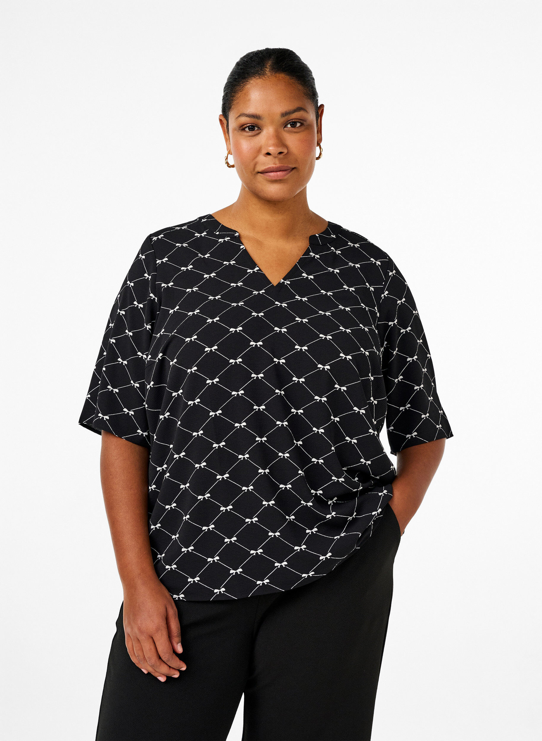 Zizzi V-hals bluse med sl&oslash;jfeprint, Black Bow AOP, Model image number 0