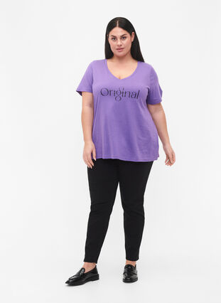 Bomulds t-shirt med teksttryk og v-hals, Deep Lavender ORI, Model image number 2