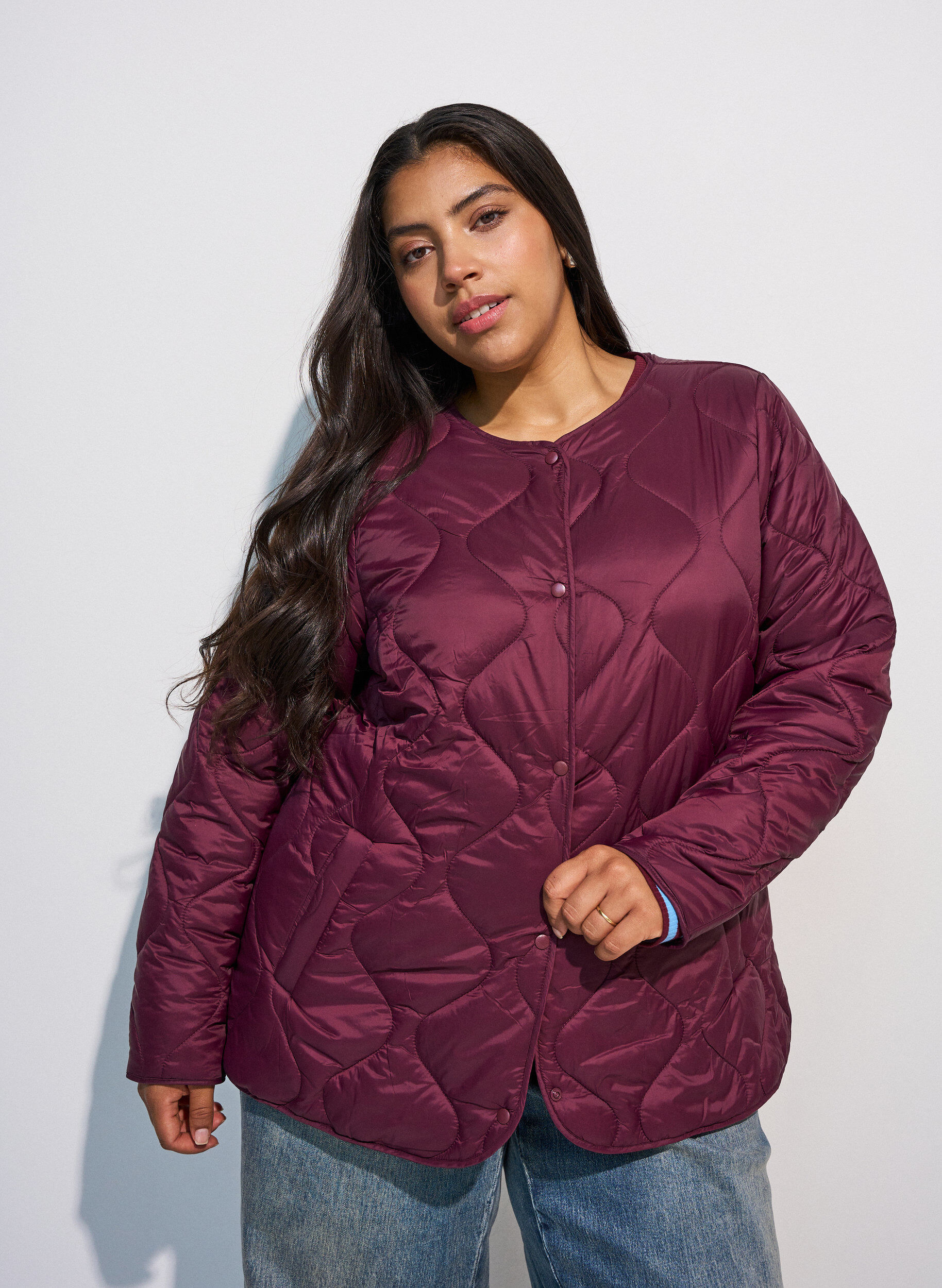 ZizziQuiltet jakke med trykknapper og rund hals, M&oslash;rk Bordeaux, Model image number 0