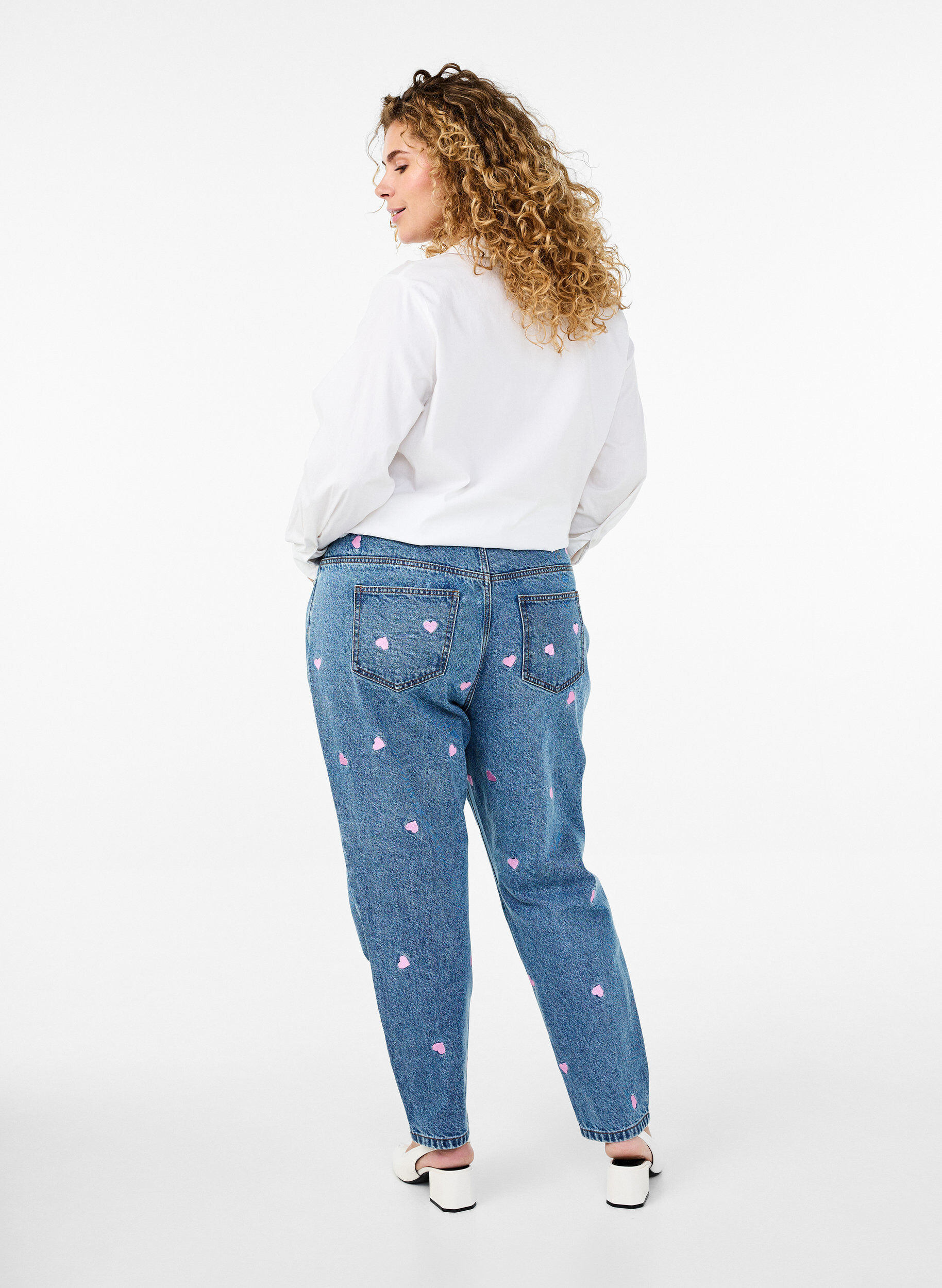 Zizzi Mille mom fit jeans med broderi, Bl&aring;, Model image number 2