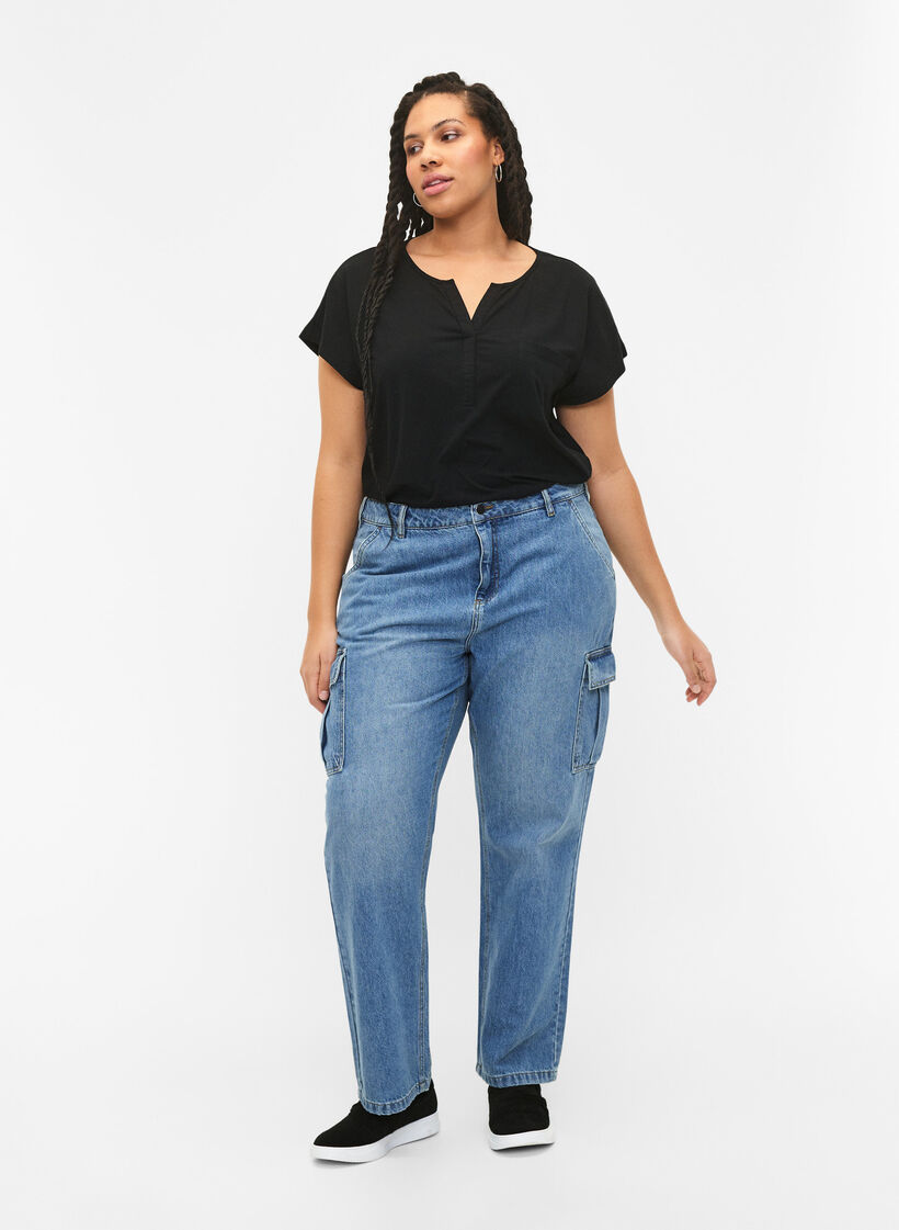 T-shirt med v-hals og brystlomme, Black, Model image number 2