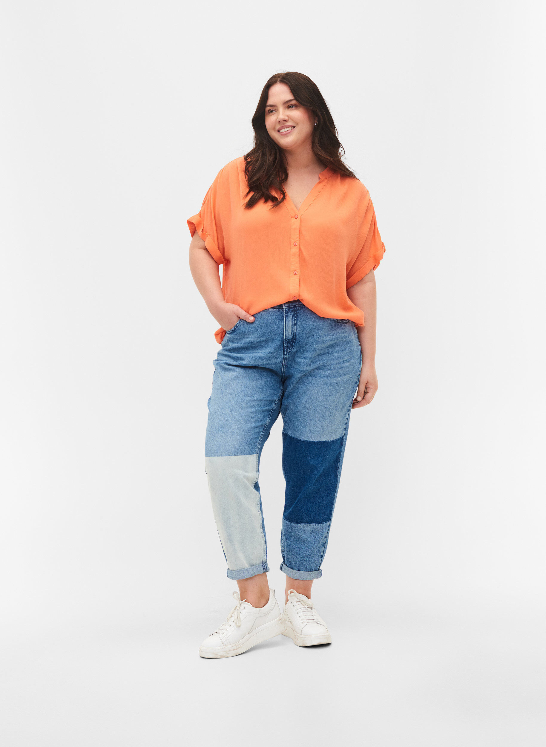 Zizzi Mille mom fit jeans med color-block , Blue Denim Comb, Model image number 0