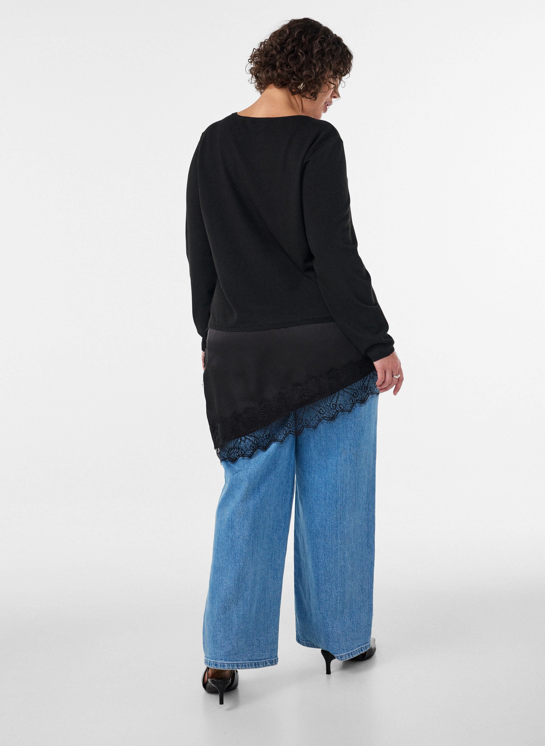 ZizziStrikbluse med lag-p&aring;-lag-effekt og blondekant, Sort, Model image number 2