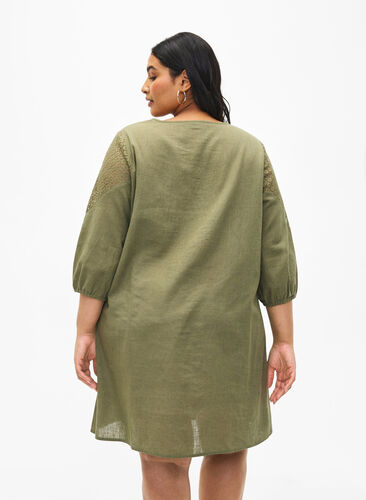 Kjole i bomuldsmix med hør og crochetdetalje, Deep Lichen Green, Model image number 1