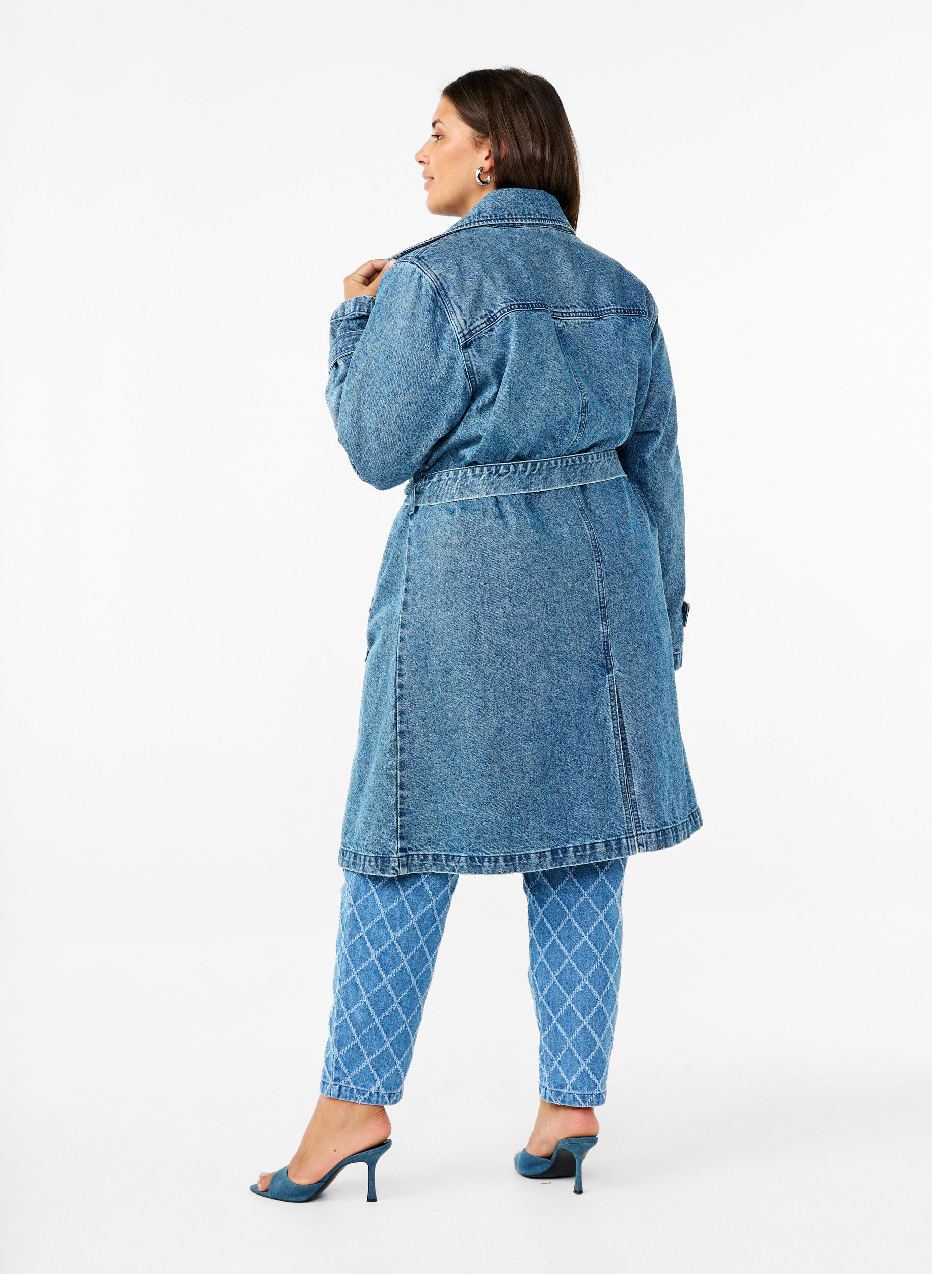 Zizzi Denim trenchcoat med b&aelig;lte, Blue Denim, Model image number 1