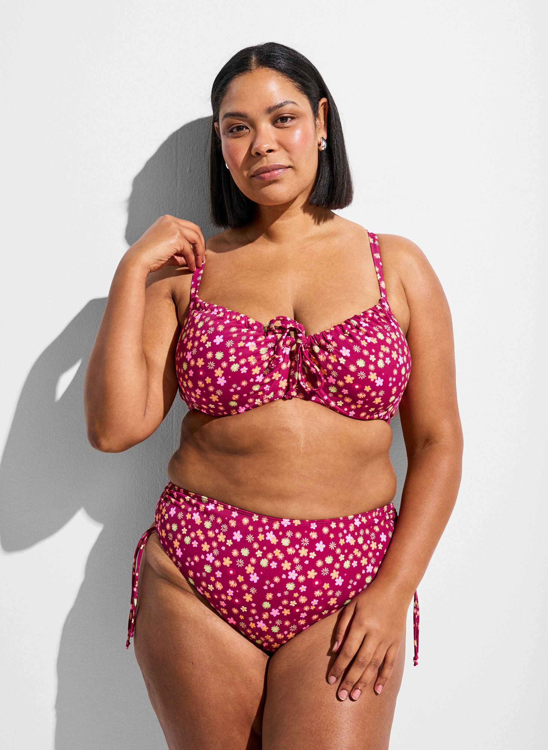 Zizzi Tai-bikinitrusse med bindeb&aring;nd og blomsterprint, R&oslash;d, Model image number 0