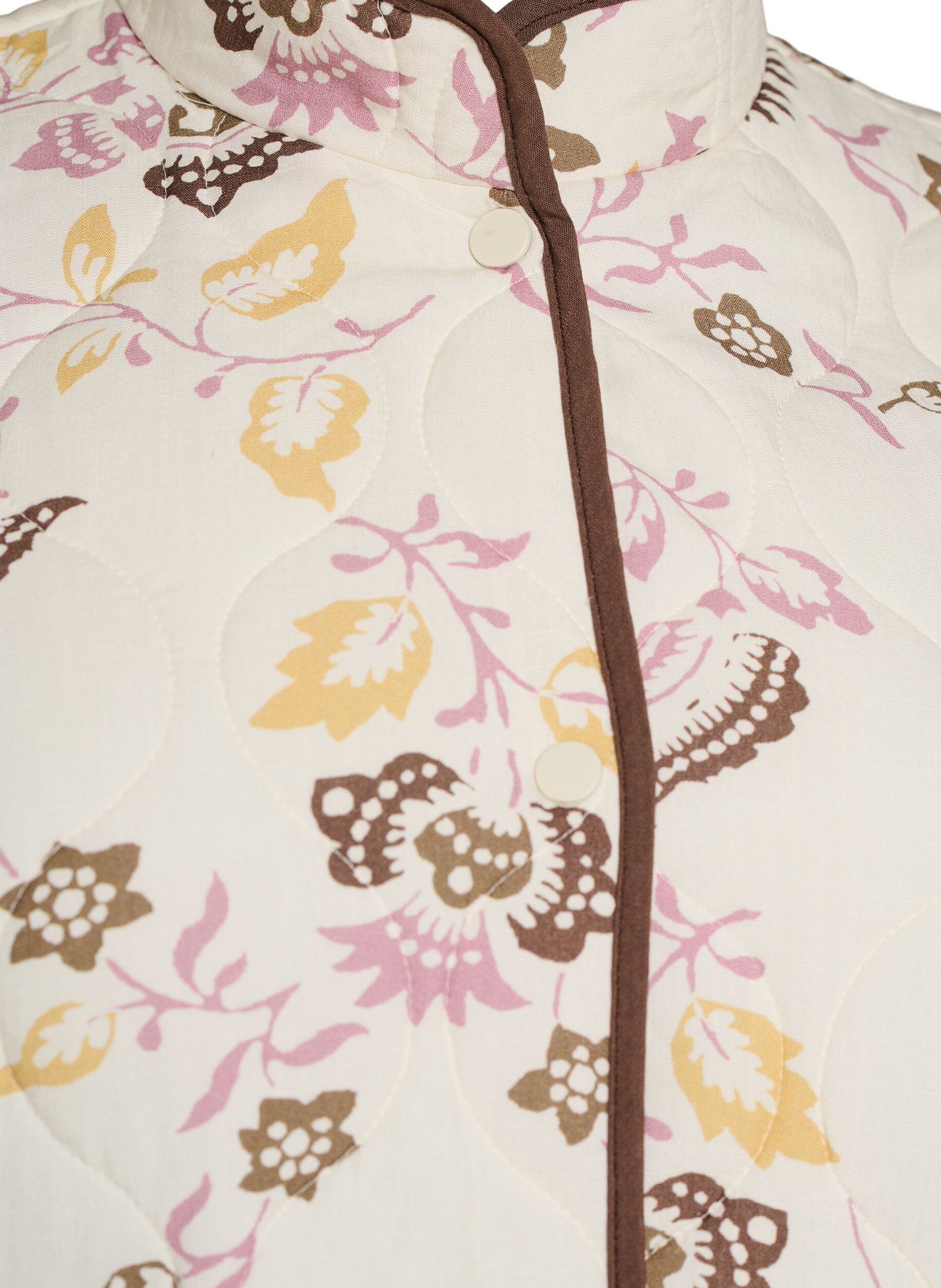 Zizzi Quiltet jakke med knapper og blomsterprint, Beige, Packshot image number 2