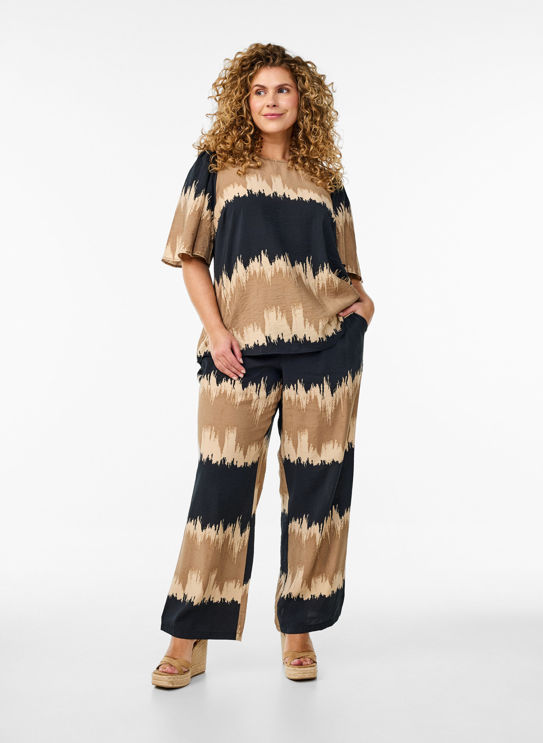 Zizzi Bluse med brede &aelig;rmer og grafisk print, Sort, Model image number 1