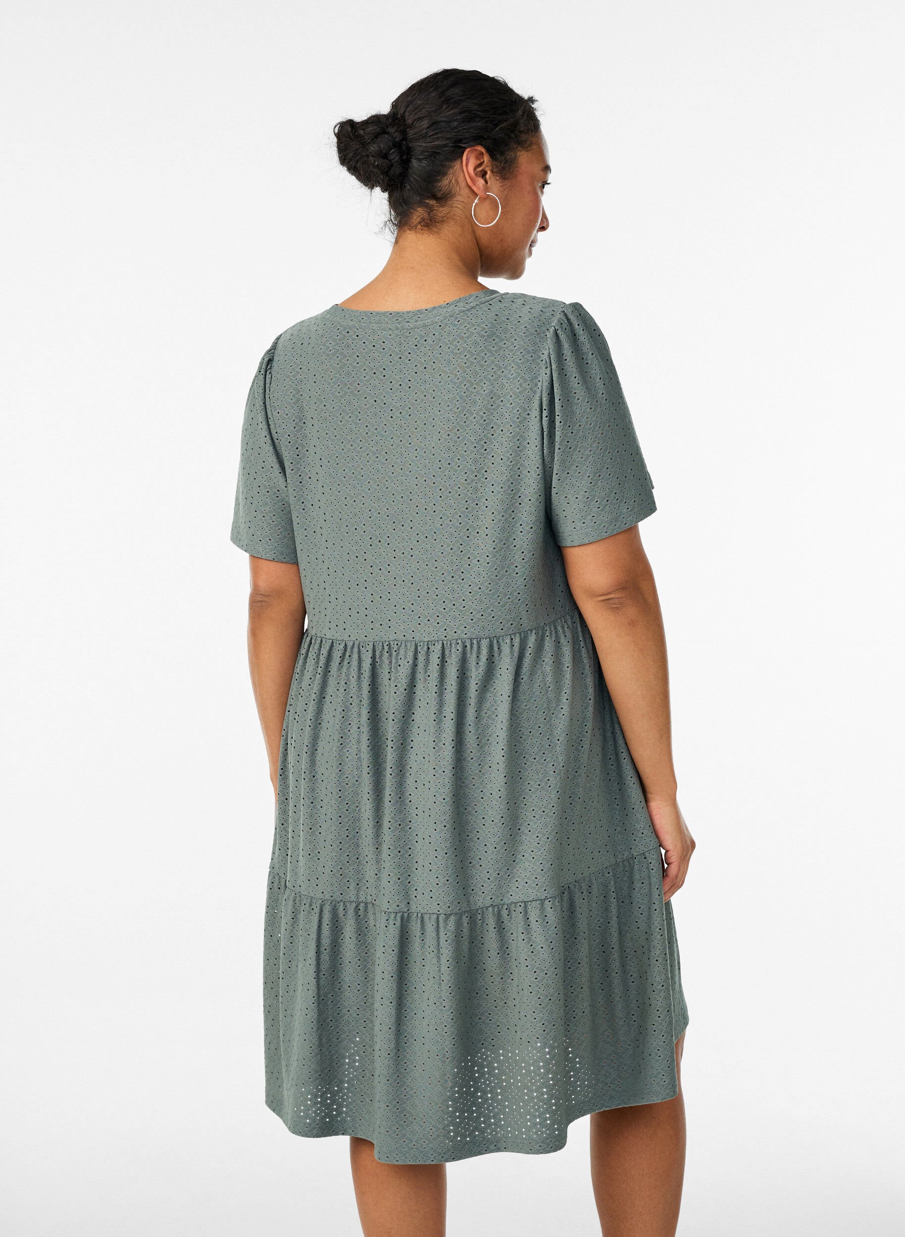 ZizziKort kjole med hulm&oslash;nster og lagdelt sk&oslash;rt, Gr&oslash;n, Model image number 2
