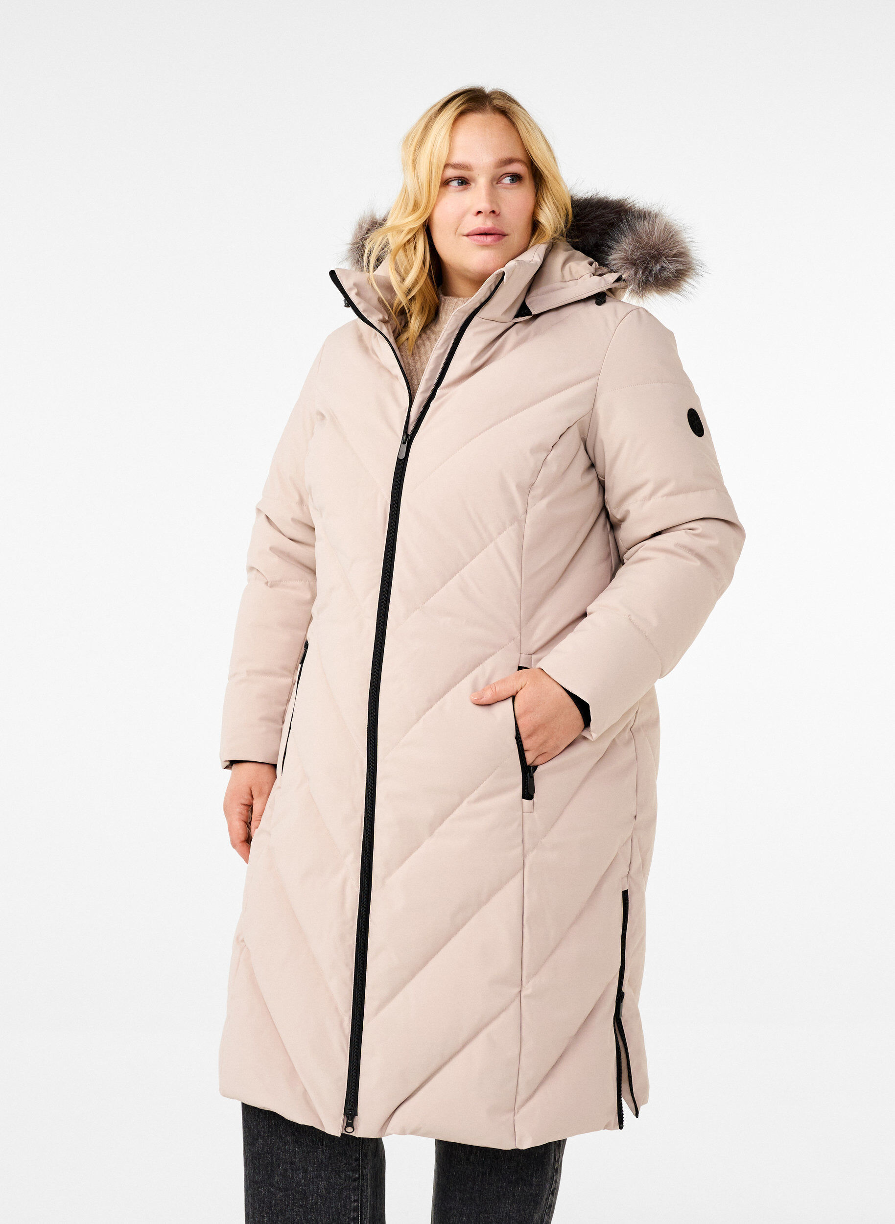 Lang vinterjakke med h&aelig;tte og imiteret pelskrave, Beige, Model