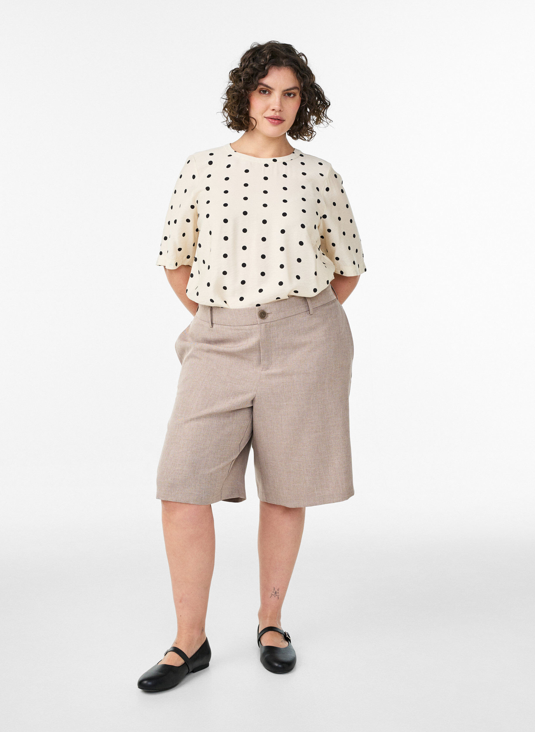 ZizziViskosebluse med prikker og 1/2 &aelig;rmer, Vanilla, Model image number 1