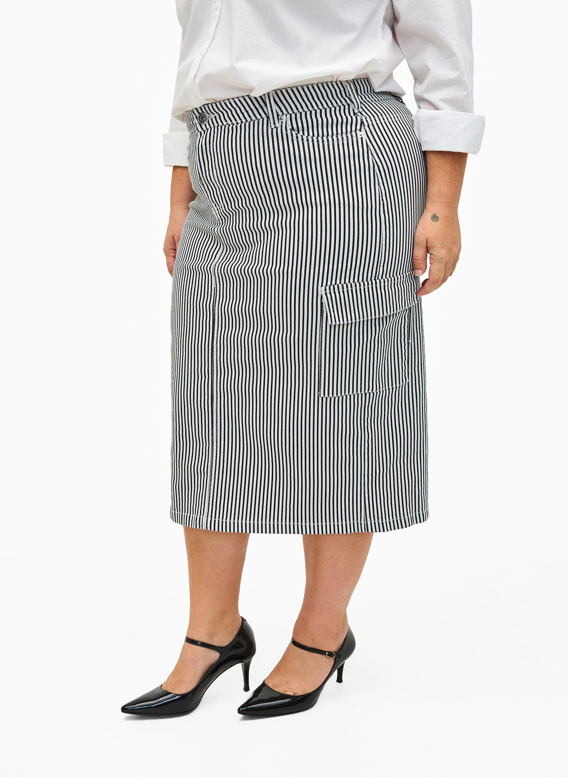 Zizzi Stribet pencilnederdel med lommer, Black & White Stripe, Model image number 2