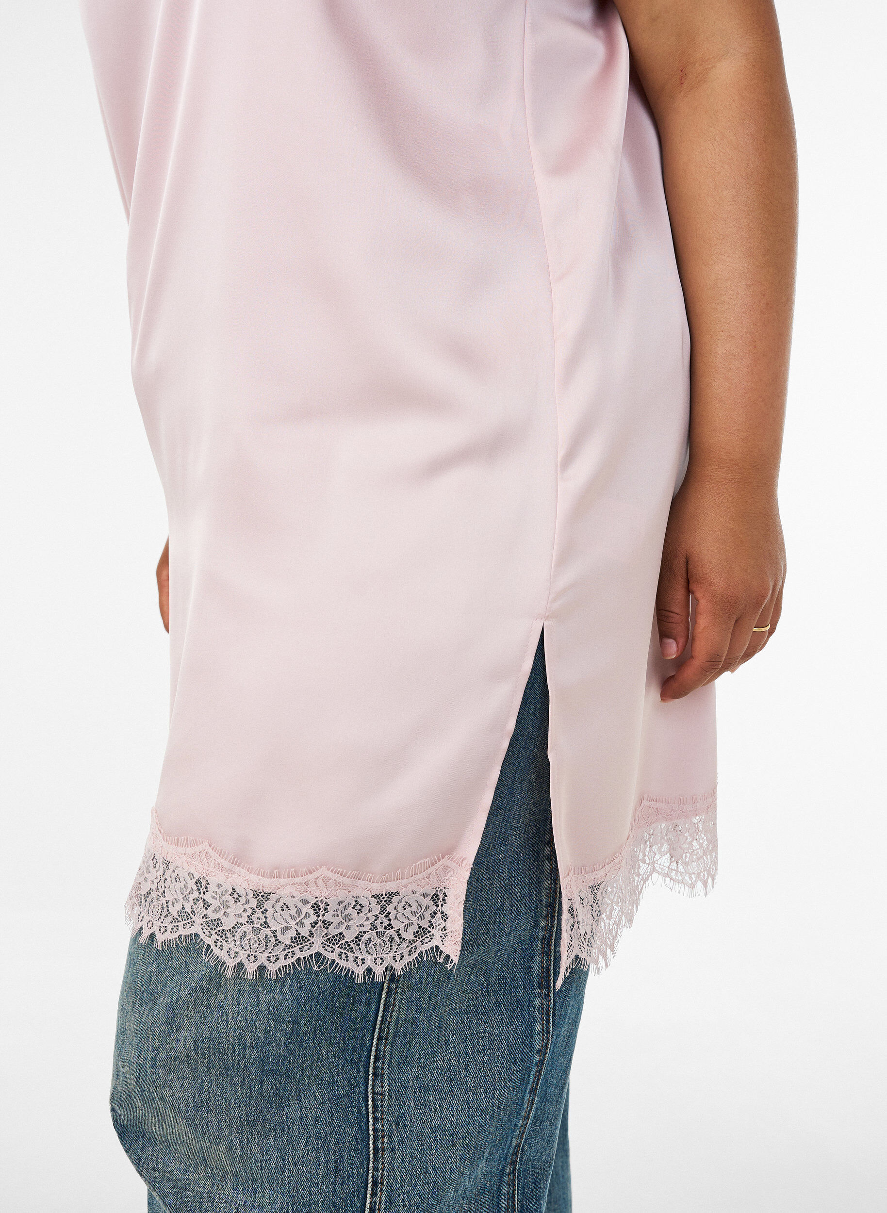 ZizziLang satintop med blondekanter, Lyser&oslash;d, Model image number 4