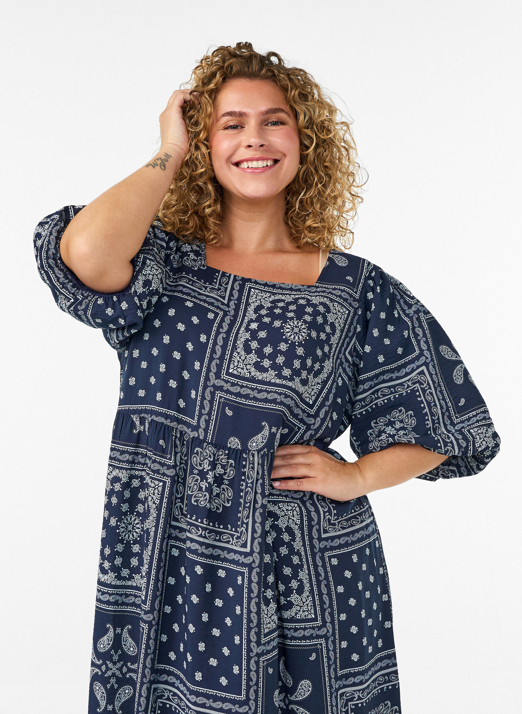 ZizziAnkellang kjole i viskose med paisleyprint og korte &aelig;rmer, Bl&aring;, Model image number 2