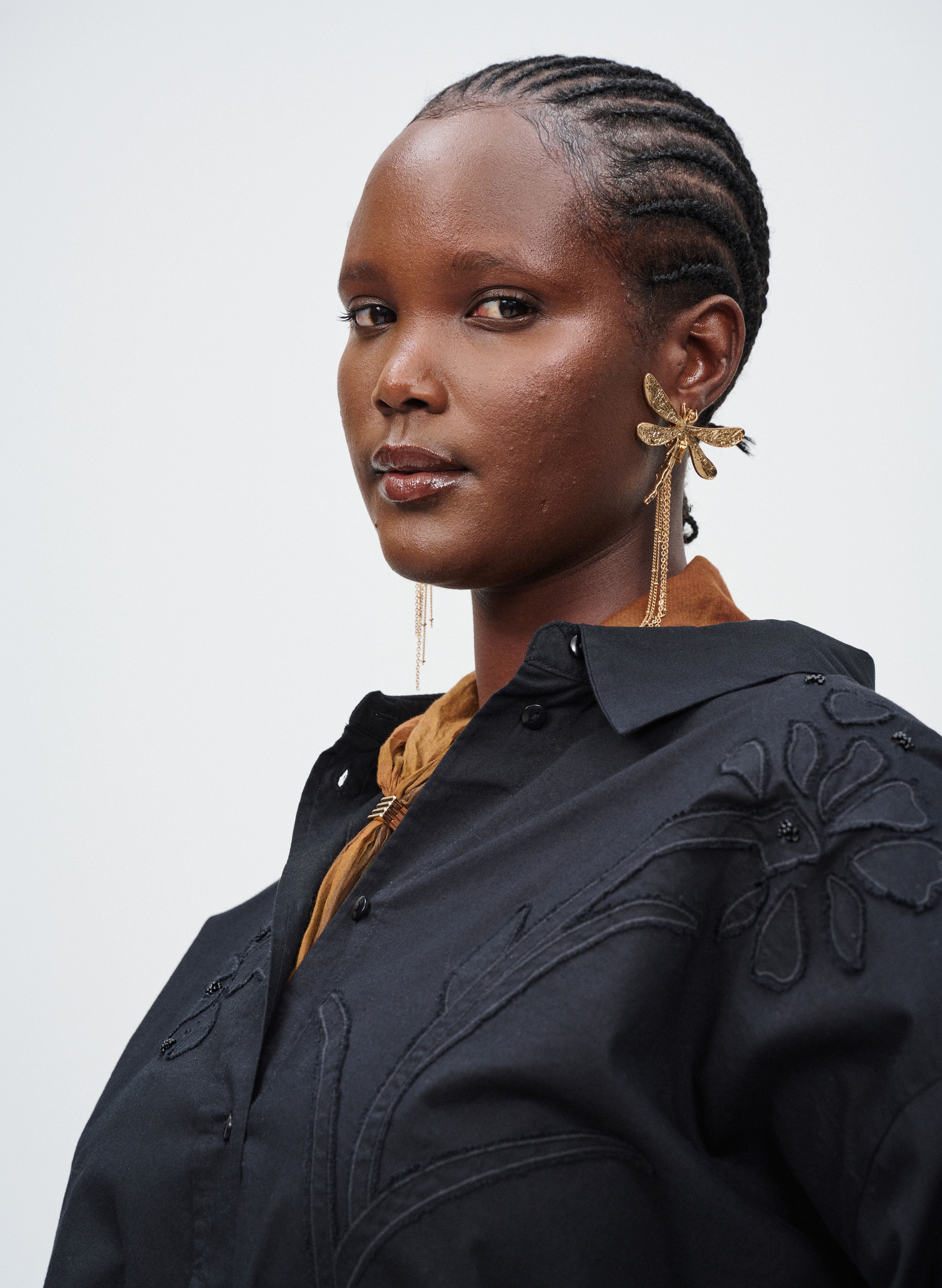 Zizzi Sort skjorte med blomsterbroderi, , Model