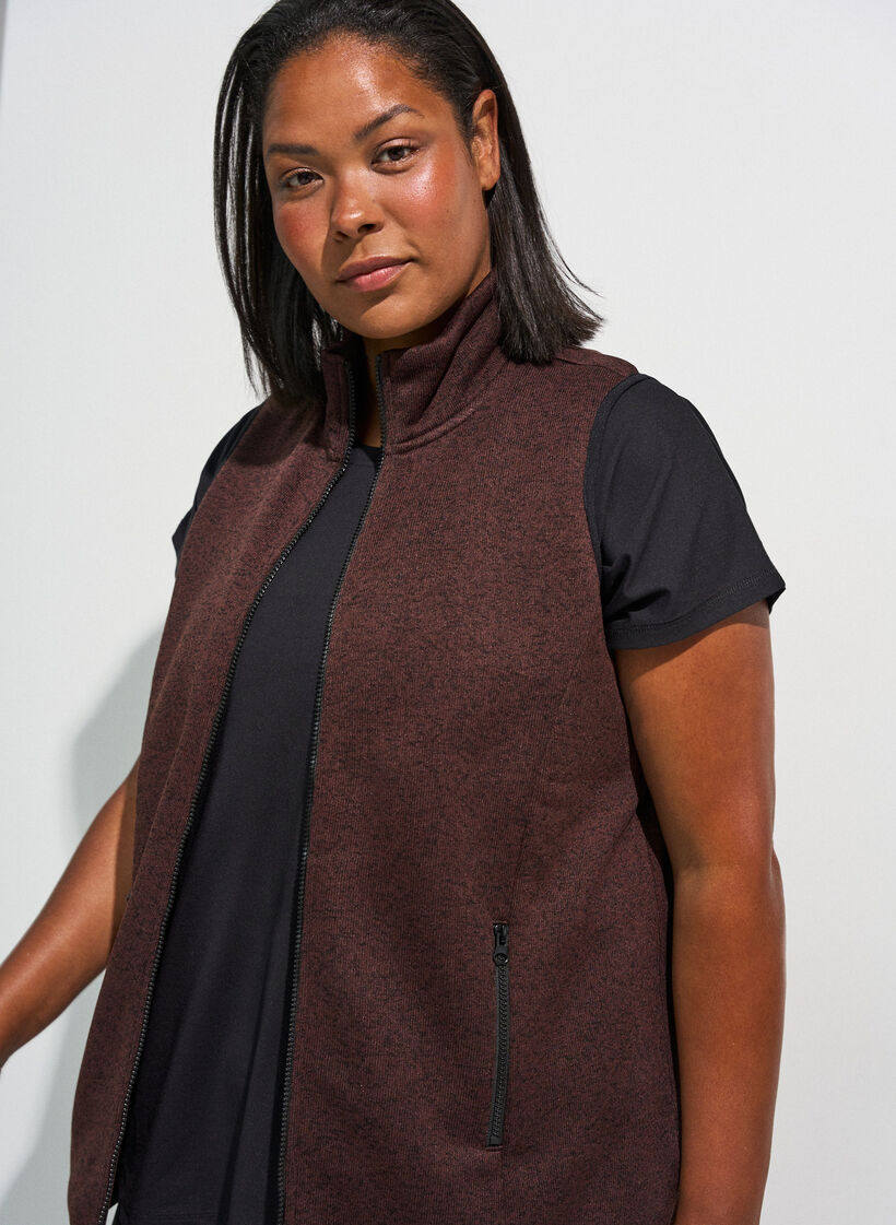 Vest med h&oslash;j hals og lynl&aring;s, Brun, Model image number 2