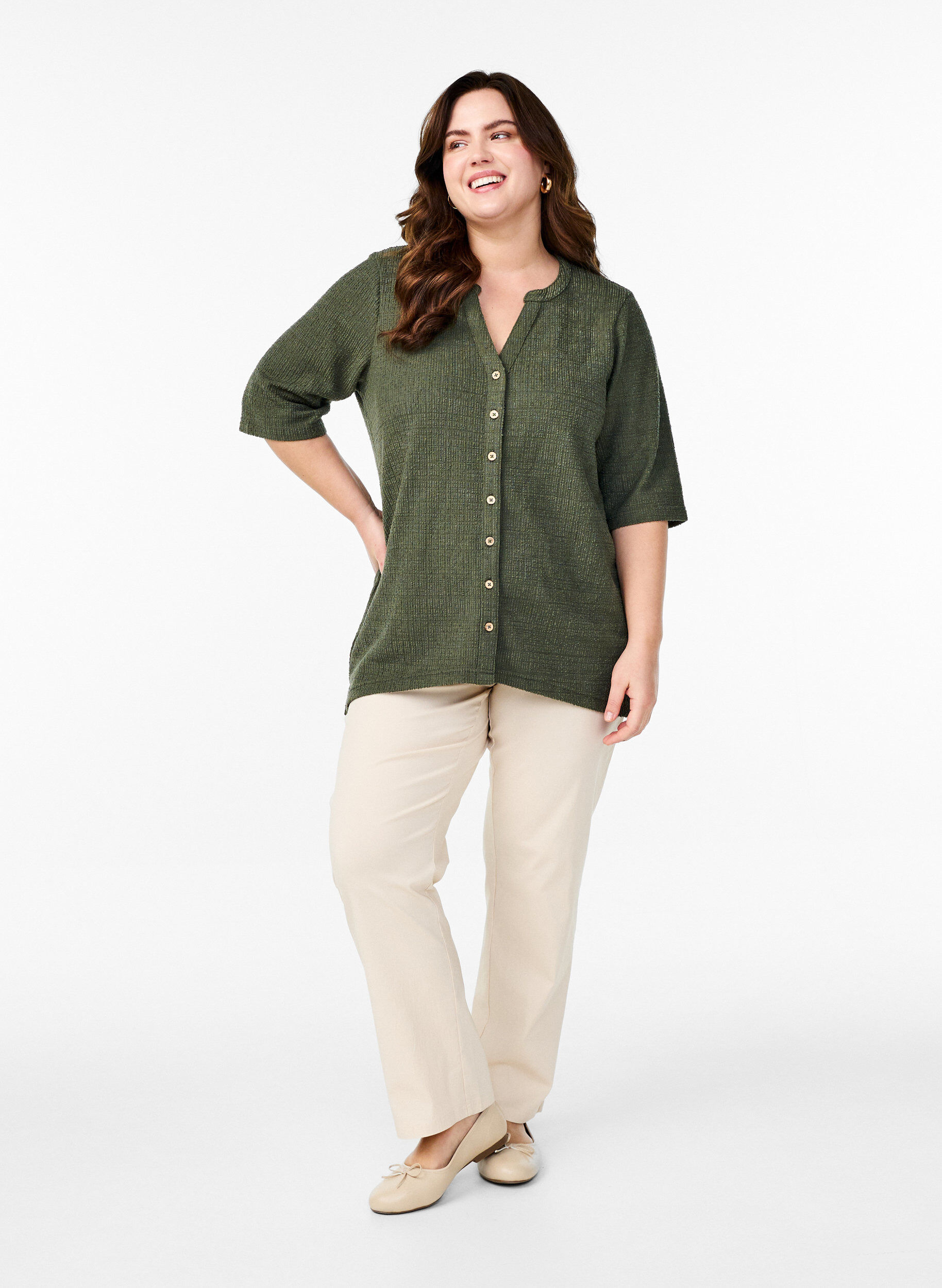 Zizzi Skjortebluse med struktur og V-udsk&aelig;ring, Thyme, Model image number 2