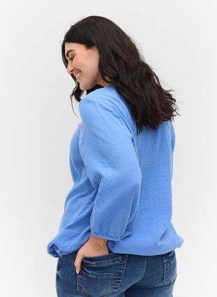 Bomulds bluse med knapper og 3/4 ærmer, Ultramarine, Model image number 1
