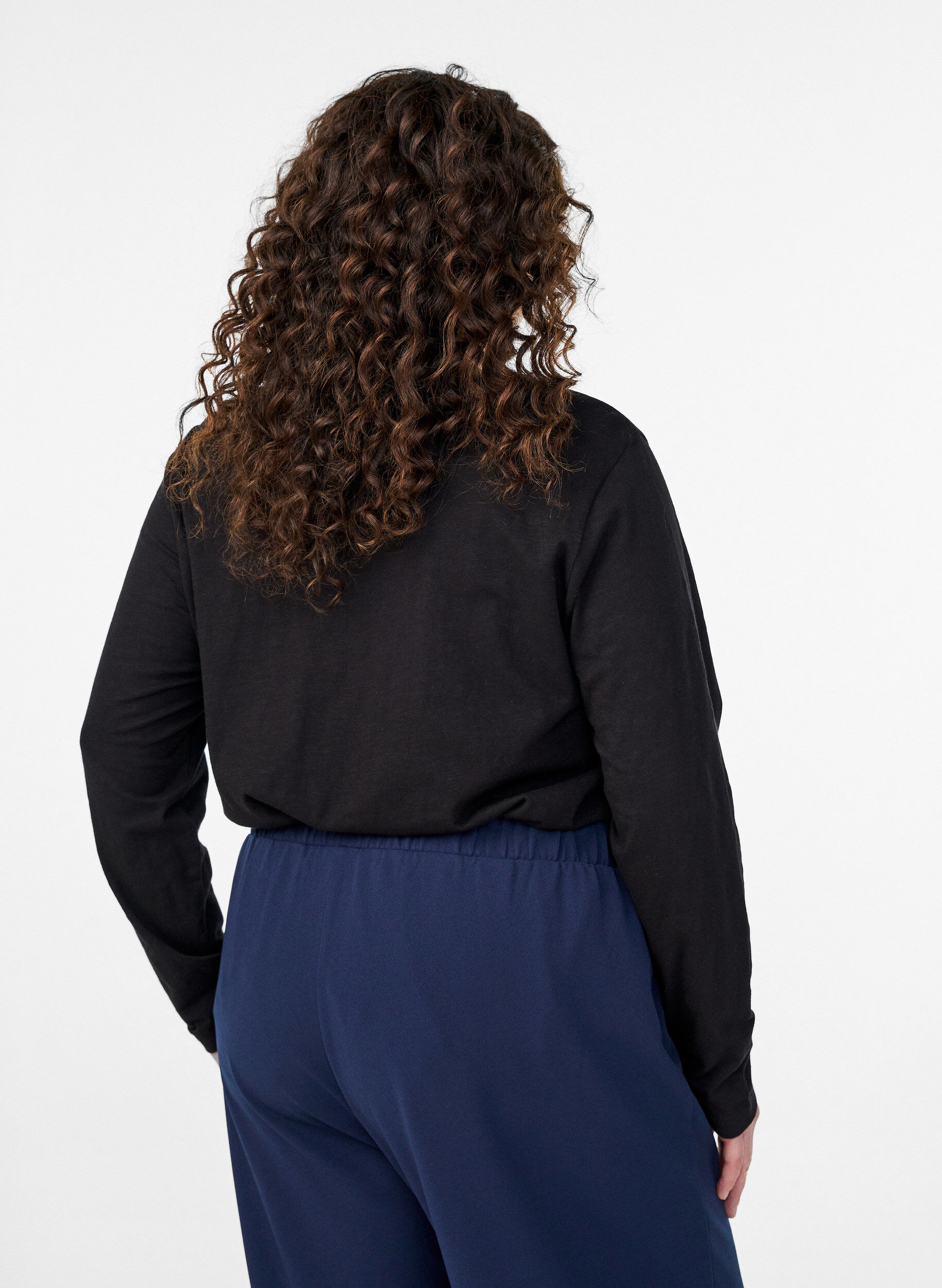 ZizziLang&aelig;rmet t-shirt med V-hals og knapper, Sort, Model image number 2